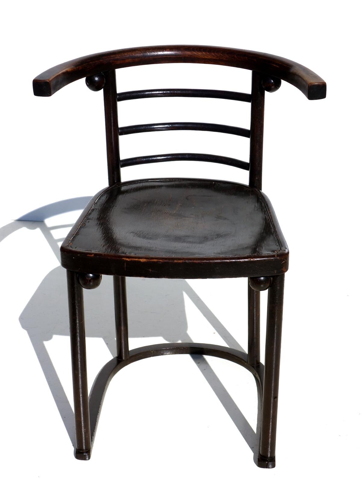 Designed by Josef Hoffmann in 1907 for the famous Cabaret Fledermaus in Vienna
Original early 1900 century
Bentwood chair
Very good condition.