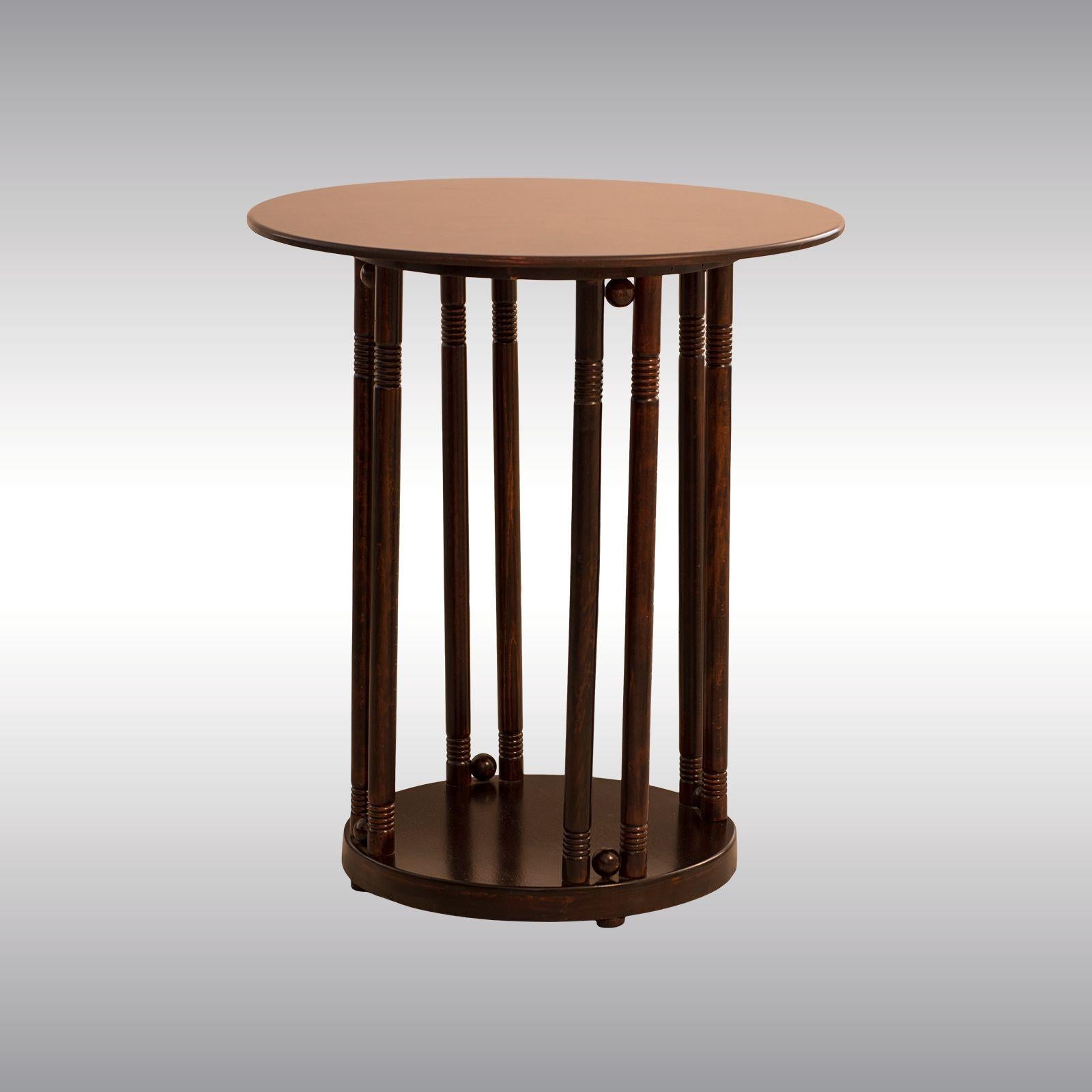 Una extraordinaria mesa moderna de la primera fase del Industrial Design. La industria de la madera curvada ha experimentado un enorme progreso desde mediados del siglo XIX y, a partir de 1900, iniciaron una fructífera colaboración con Josef