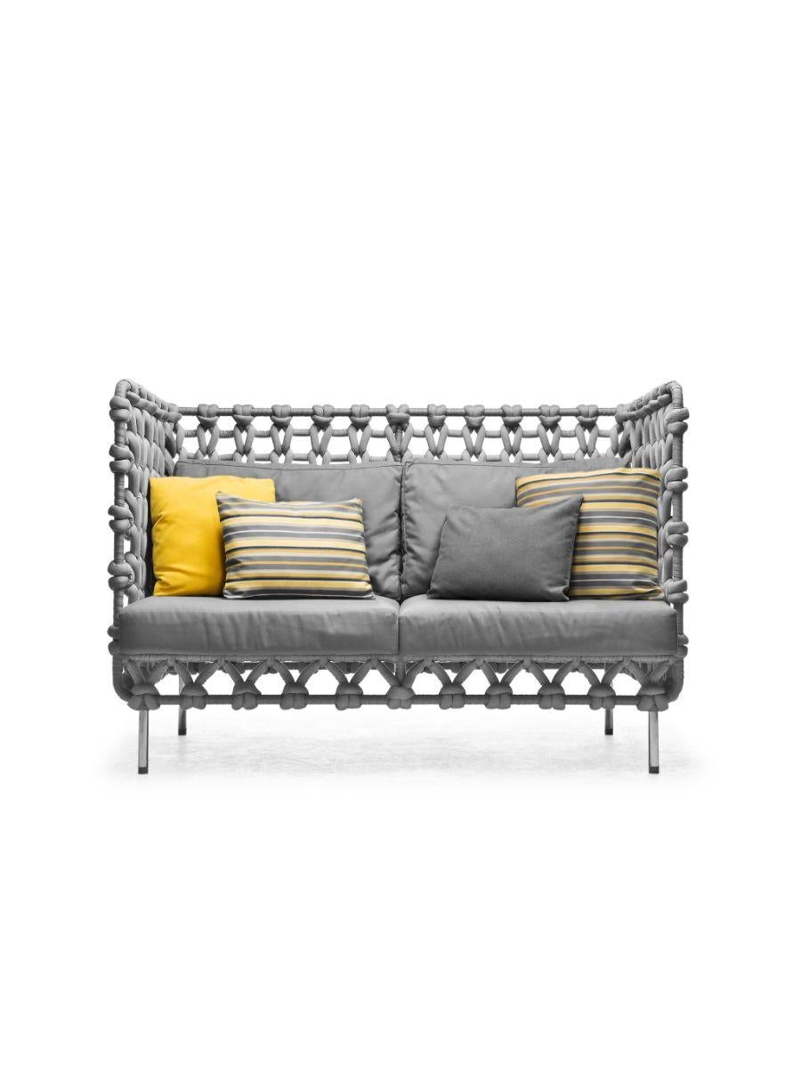 Respaldo alto para loveseat Cabaret de Kenneth Cobonpue
Materiales: Tejido de poliéster, espuma de uretano, acero, madera y acero inoxidable.
Dimensiones: 78cm x 147cm x H 100cm 

Cabaret te envuelve en la calidez de sus capas de tejido como un