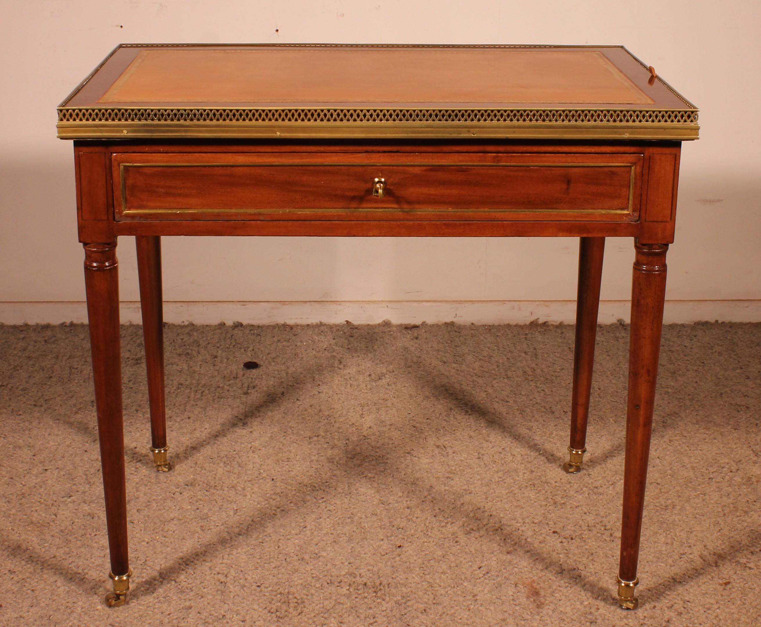 Superbe table de cabaret d'époque Louis XVI en acajou
table rare offrant de nombreuses fonctions. Il peut servir de table d'écriture avec son beau cuir couleur tabac et ses deux glissières extractibles (longueur avec glissières : 1,32 m). Elle peut