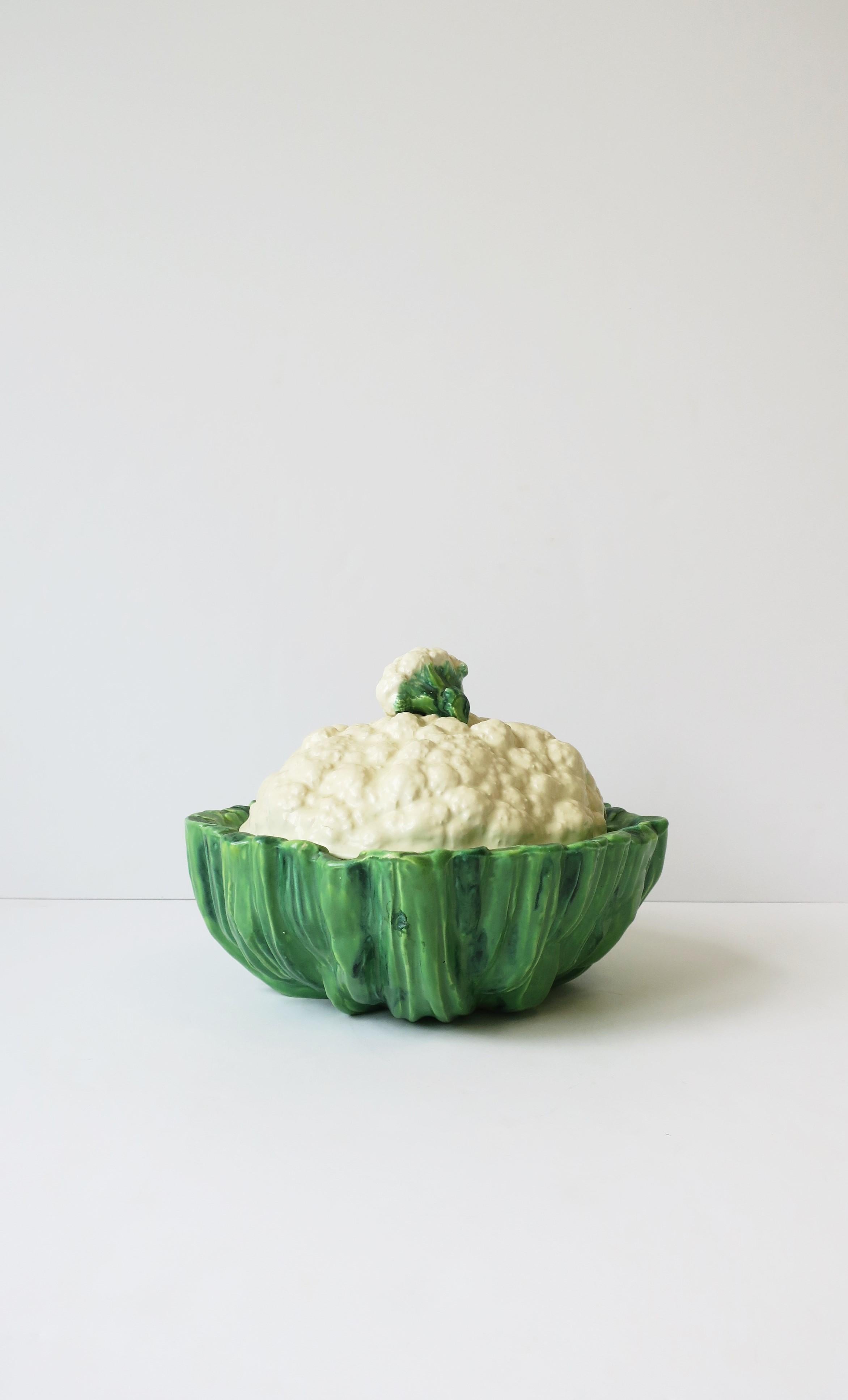 Eine sehr schöne weiß-grüne Keramik Blumenkohl-Gemüsesuppe oder Eintopf-Terrine im Trompe L'Oeil-Stil, ca. Mitte des 20. Jahrhunderts. Die Terrine hat einen Blumenkohldeckel mit Knauf und einen Sockel mit grünem Stiel/Blatt. Hervorragend geeignet