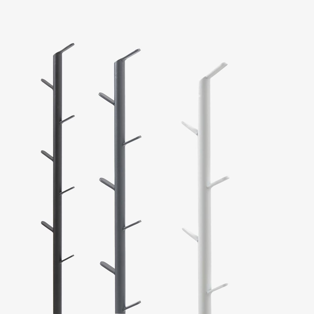 Peint Porte-manteau blanc minimaliste et contemporain en métal et base en béton en vente