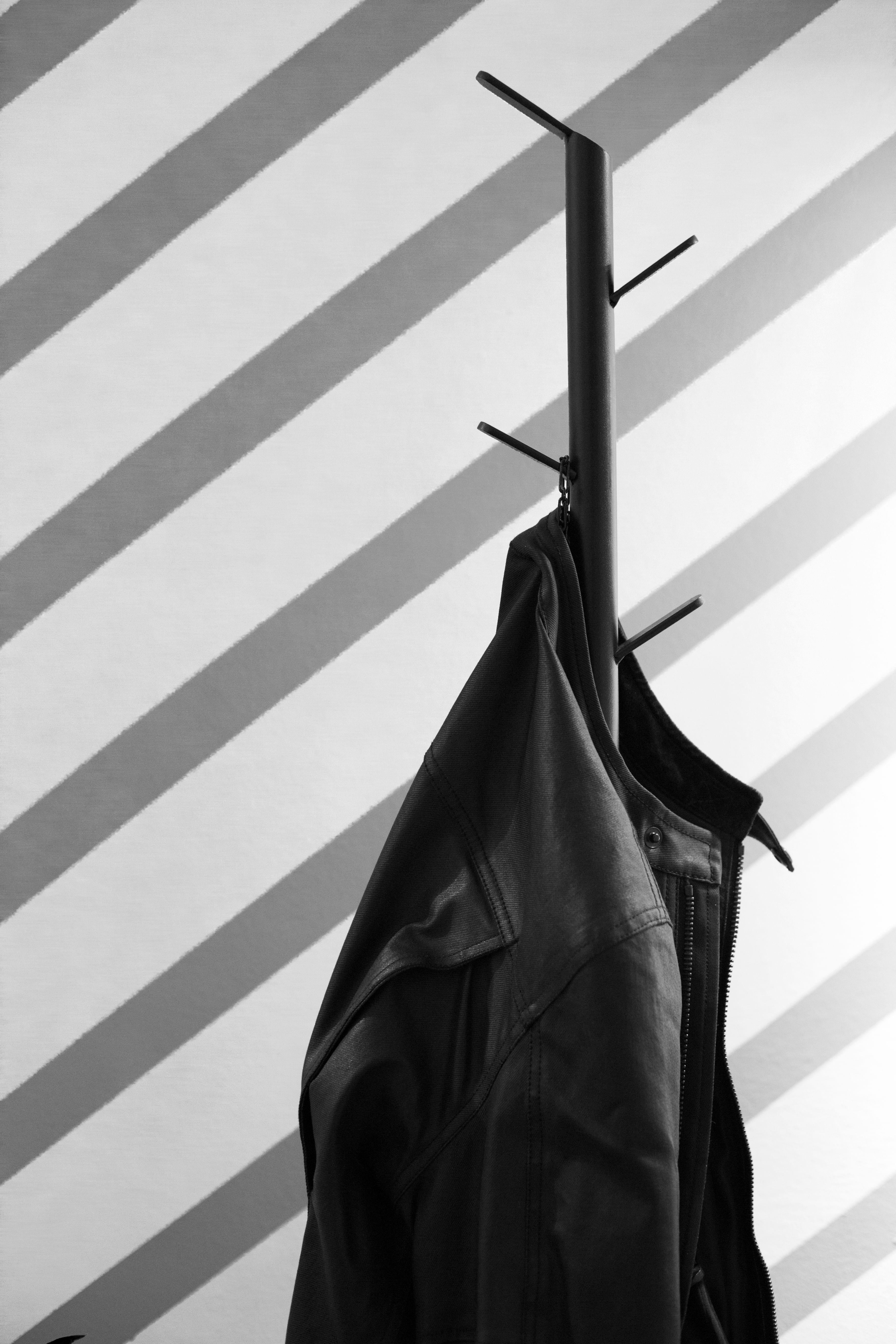 Porte-manteau blanc minimaliste et contemporain en métal et base en béton Neuf - En vente à Rio De Janeiro, BR