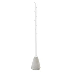 Porte-manteau blanc minimaliste et contemporain en métal et base en béton