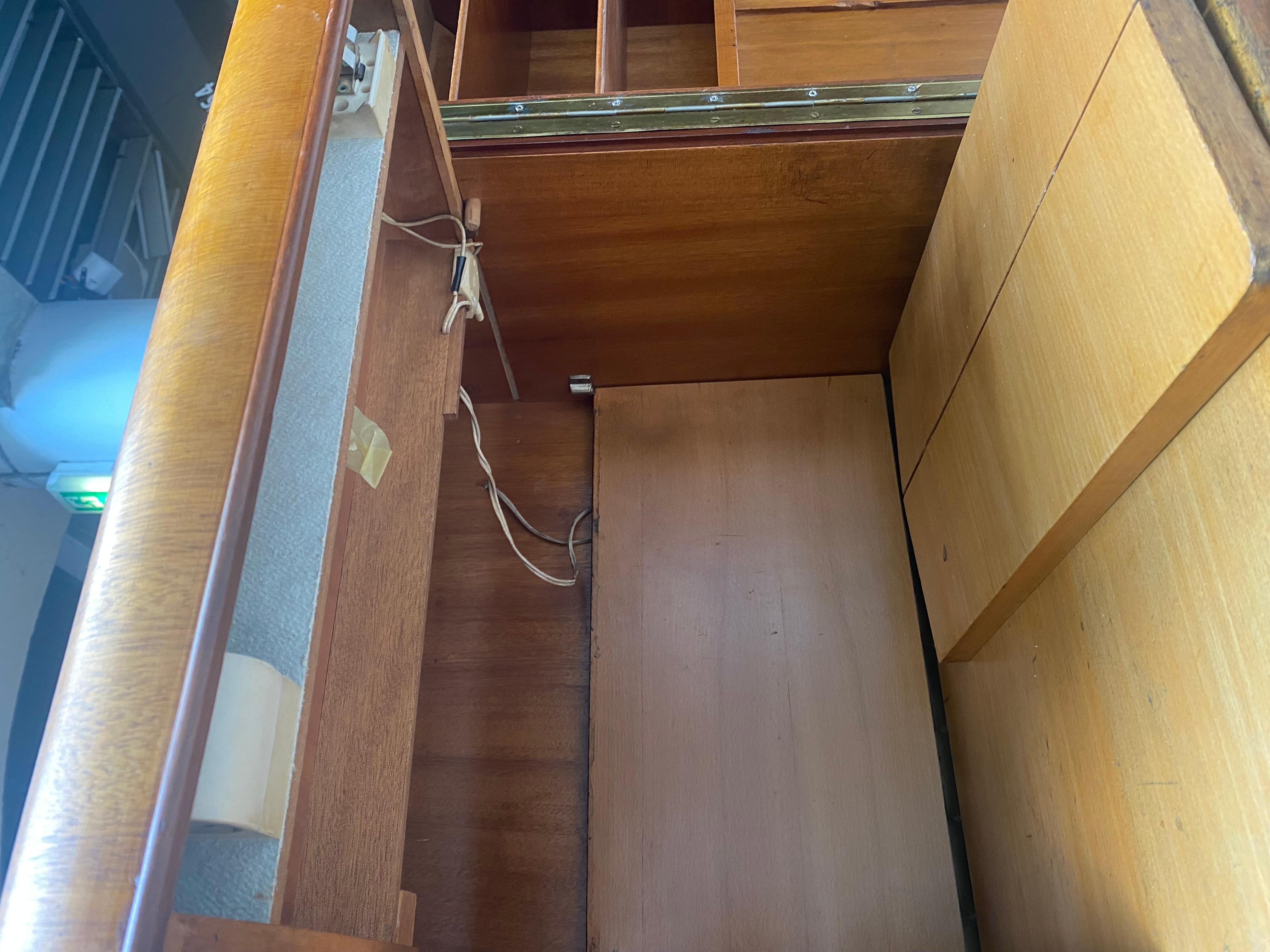Cabin desk  1930-40 Mahogany wood Built-in lamp   For Sale 8