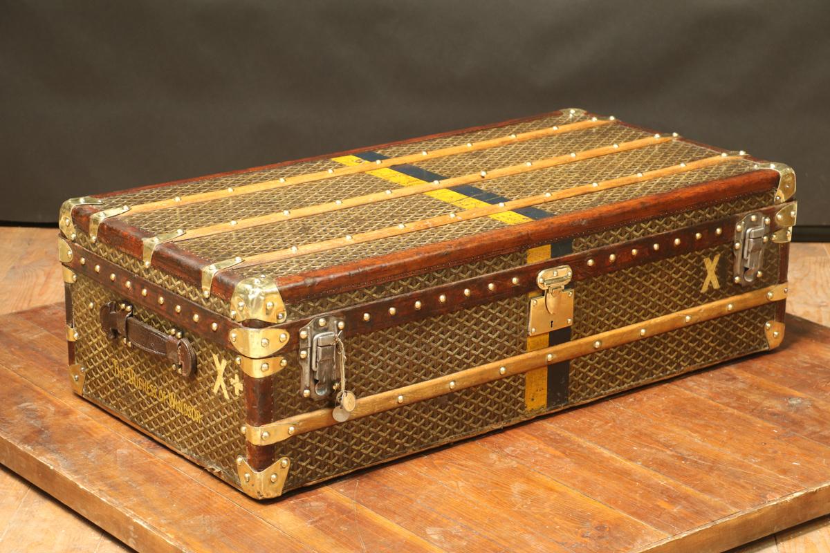Cabin trunk, leather trim,
Canvas chevron
Brass jewelry, original key
Rare piece, probably unique on the market Wallis Simpson (formerly Wallis Spencer, (June 19, 1896-April 24, 1986), Duchess of Windsor, was the wife of the Prince Edward, Duke