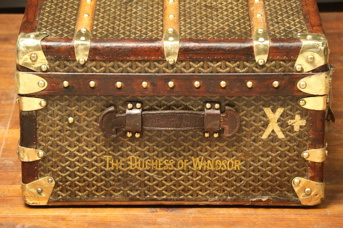 Cabin trunk,
leather borders
Canvas chevron
Brass jewelry,
original key
Rare piece,
probably unique on the market
Wallis Simpson (formerly Wallis Spencer, (June 19, 1896-April 24, 1986), Duchess of Windsor, was the wife of the Prince Edward,