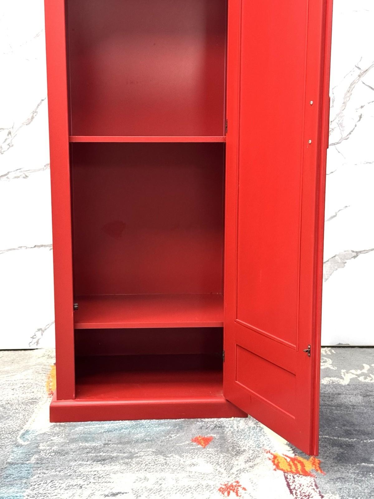 Walk-in Closet with Mirror in the Shape of a London Telephone Booth In Good Condition For Sale In Taranto, IT