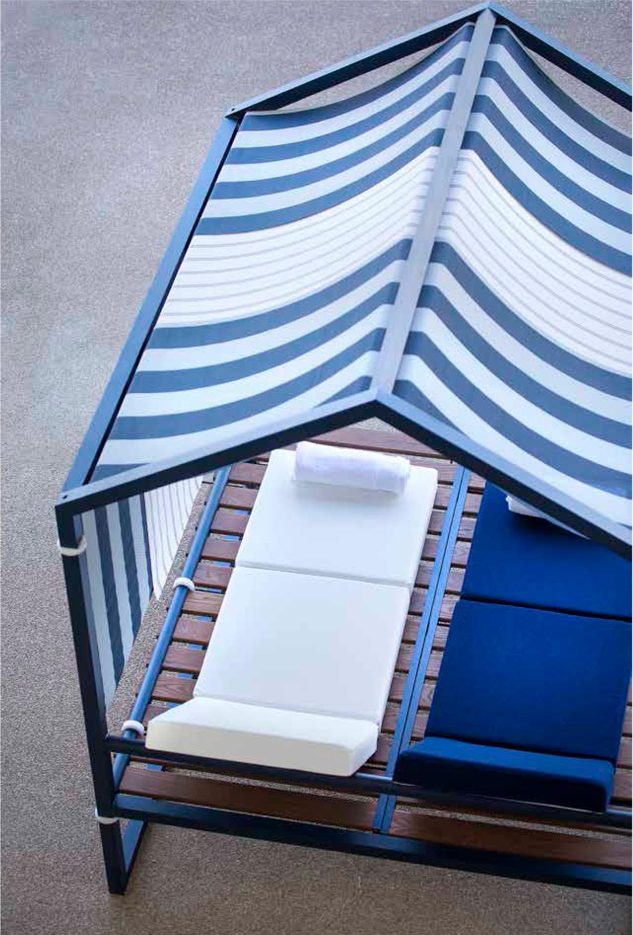 Comme une vision contemporaine d'une figure emblématique du front de mer, les cabines imbriquées de la plage revisitent le concept traditionnel des maisons de plage et deviennent un mobilier extérieur, ludique et convivial. Les panneaux de toit sont