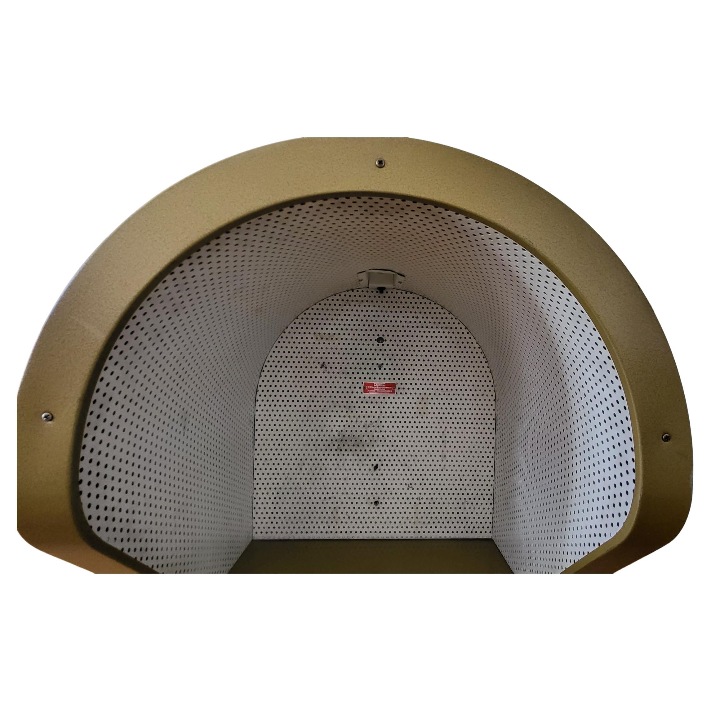 Découvrez cette magnifique cabine téléphonique industrielle de la marque Outelec, un véritable trésor des années 1970. Pour les passionnés de vintage, cette pièce apparaît comme un incontournable, un témoignage du design audacieux de cette époque.