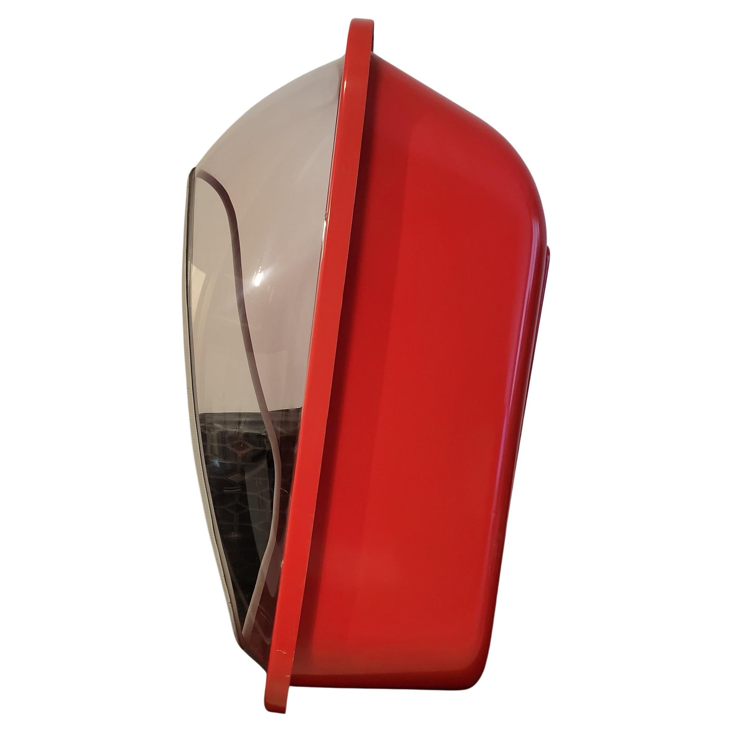 Cabine Téléphonique insonorisée à accrocher datant des années 1980 .
Elle est d'un rouge éclatant, parfaite pour une décoration pour un loft ou bien commerce.
Quelques rayures sur le plexiglass ainsi qu'en dessous de la cabine.