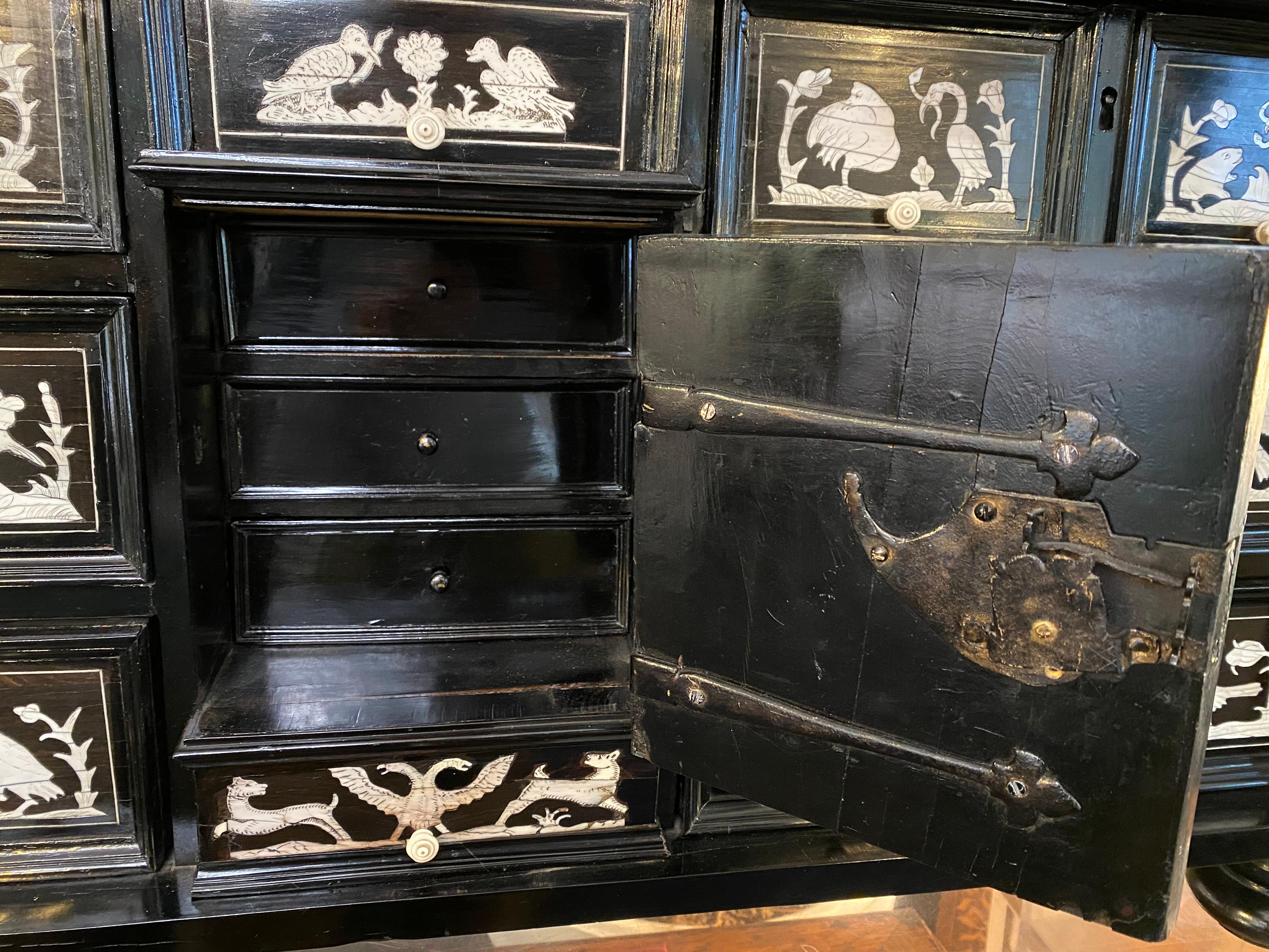 Placage Cabinet du XVIIe siècle provenant d'Italie du Nord, placage d'ébène et incrustation d'ivoire en vente