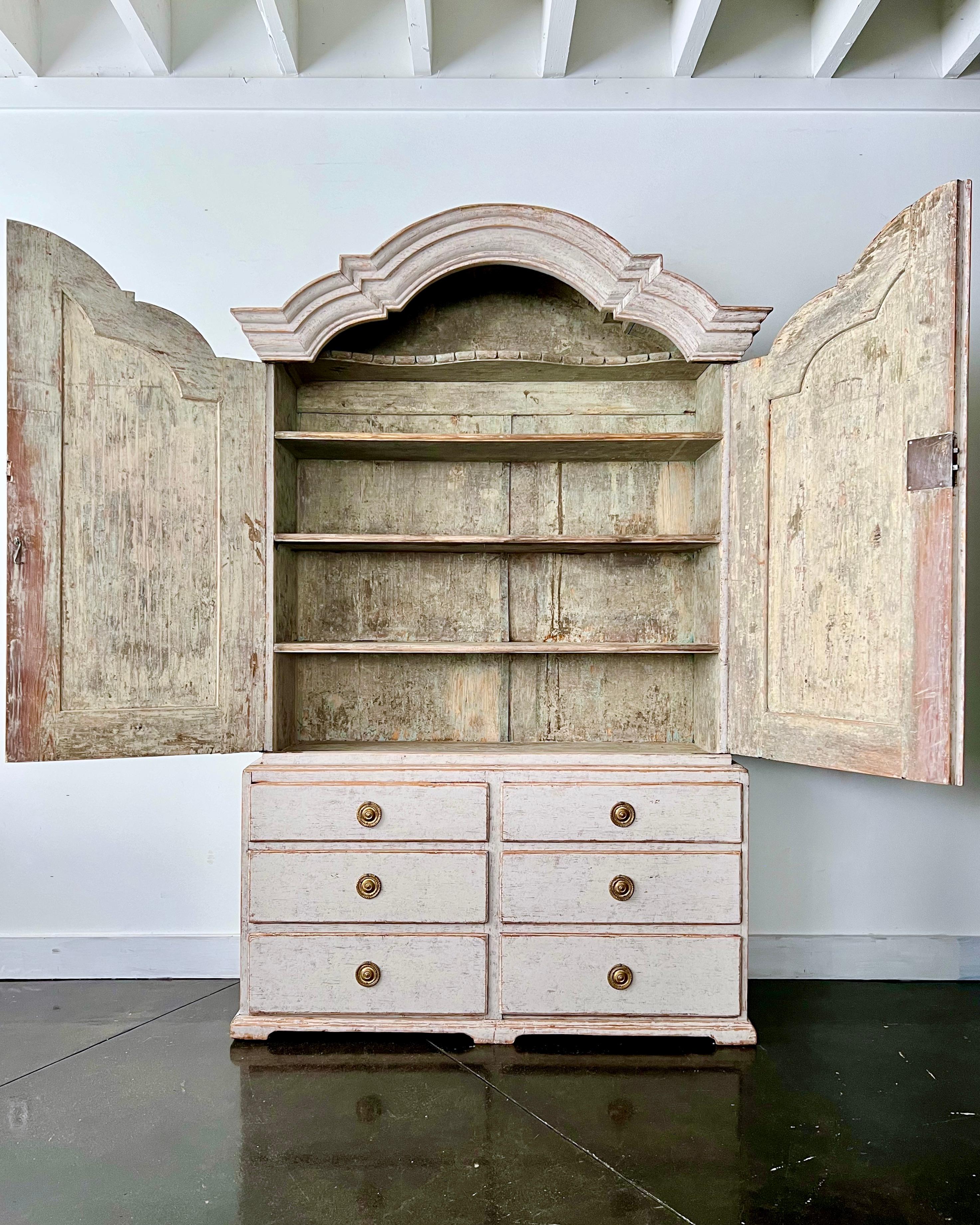 18th century Swedish Cabinet from period rococo ca 1760 Stockholm.
Original hardwares - please see in photo of very original key.
Upper cabinet with two large doors, resting on six stack of drawers.
Stockholm, Sweden ca 1760 