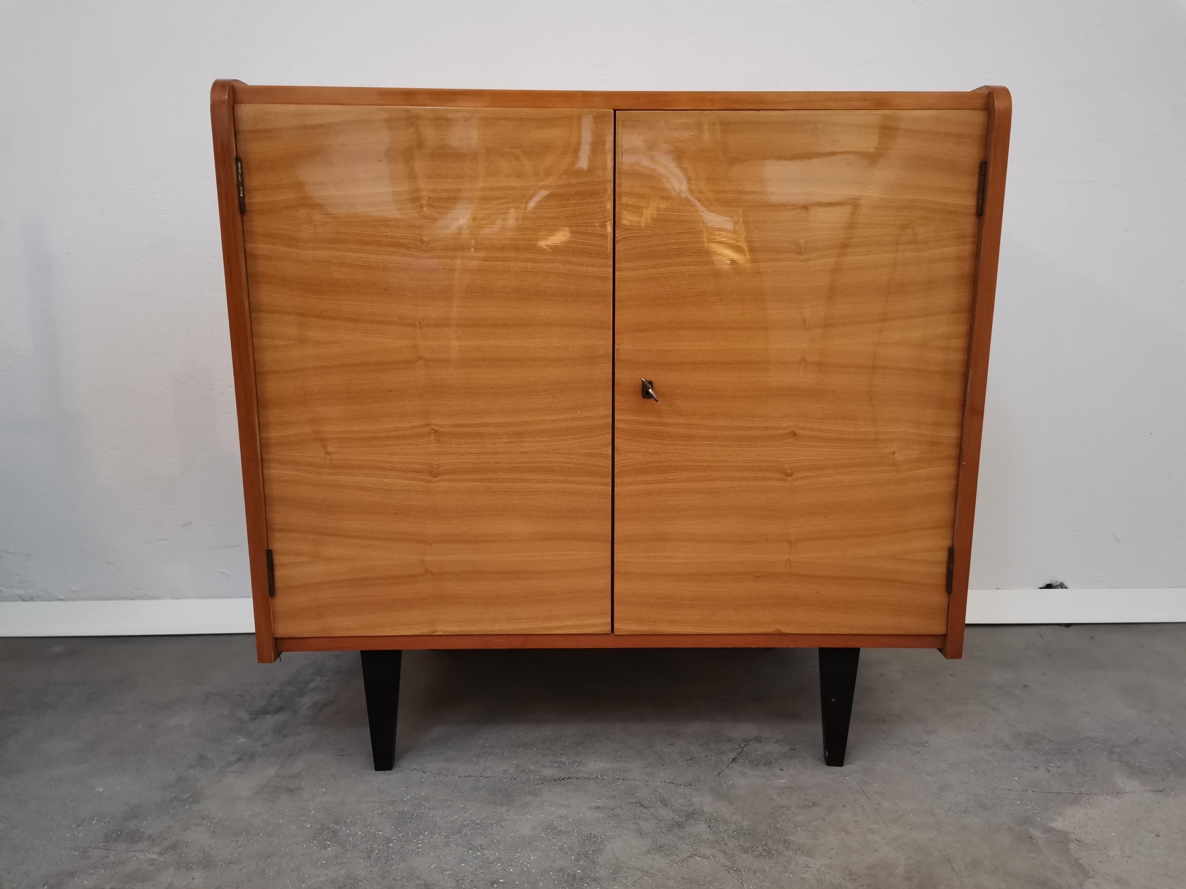 Vintage cabinet.
Period: 1960s
Style: midcentury modern, scandinavian.
Country of manufacturer: Slovenia/Yugoslavia.
Materials: Particle board, plywood, wood, laminated.
Colours: wood, clear.