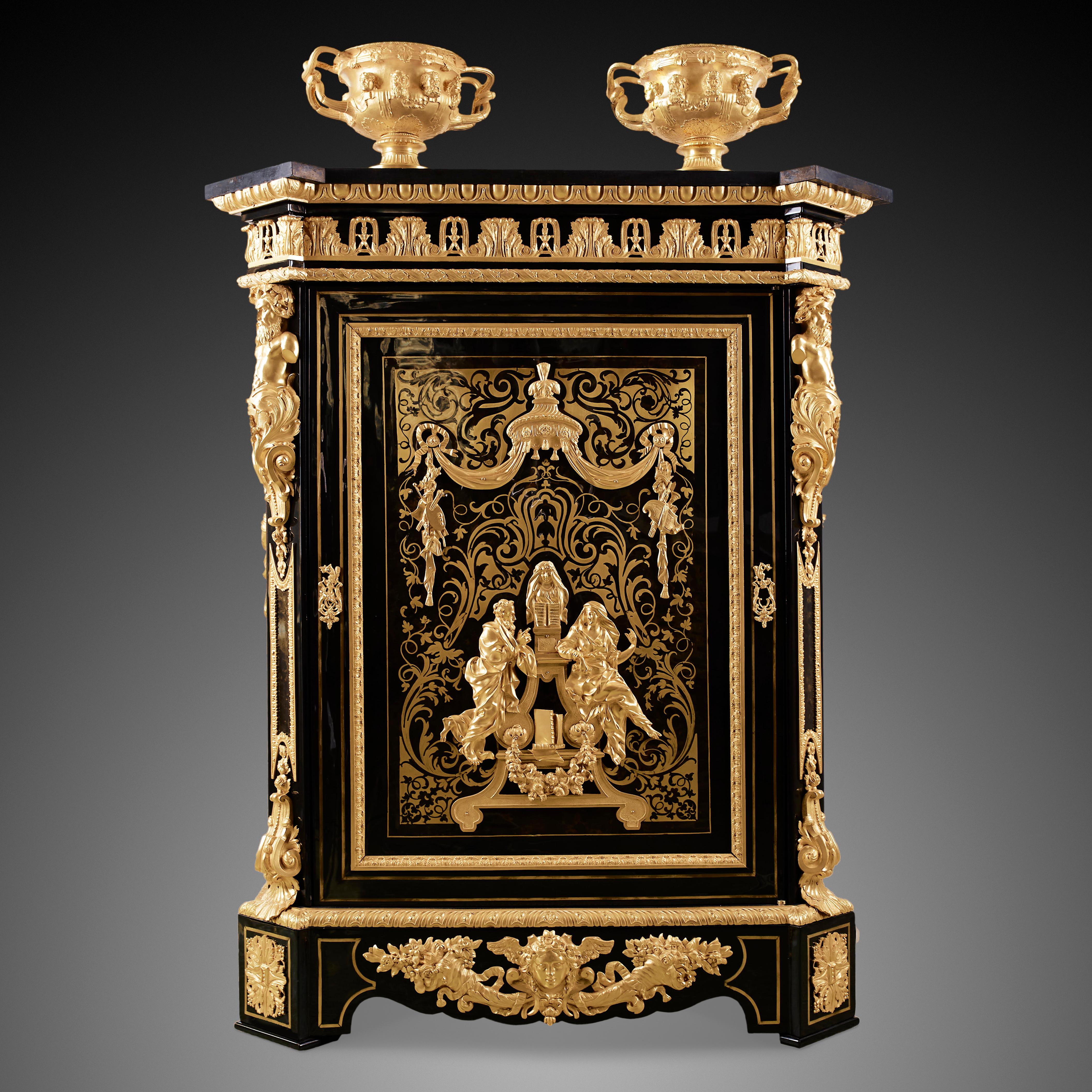 Dieser Schrank im Stil Napoleons III. ist aus schwarzem, poliertem Holz gefertigt, mit vergoldeter Bronze montiert, mit Messing eingelegt und mit einer Platte aus schwarzem belgischem Marmor belegt. Der Napoleon-III-Stil, benannt nach Louis-Napoleon