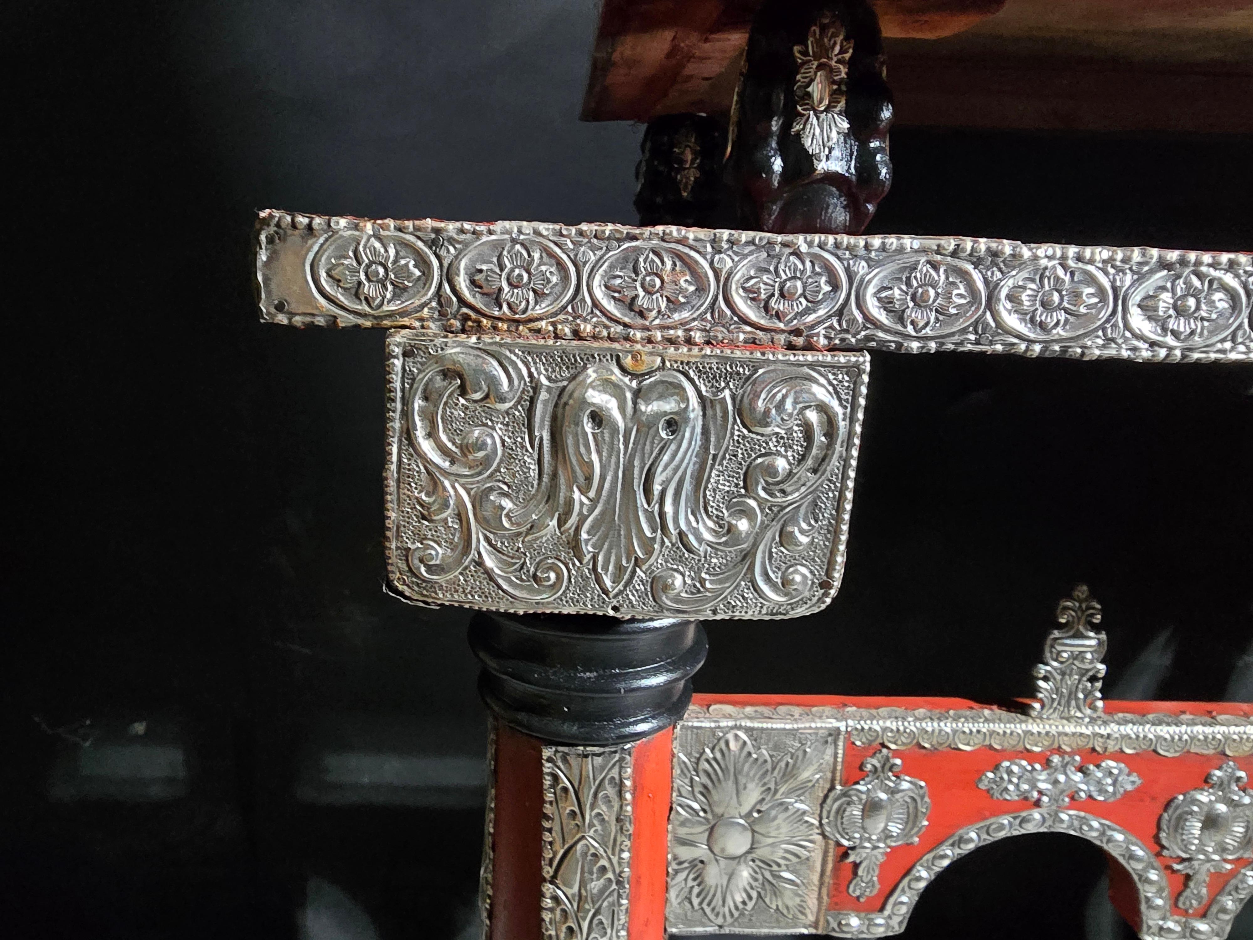 Diese atemberaubende Kombination aus Schreibtisch und Buffet, die aus Mexiko in der zweiten Hälfte des 18. Jahrhunderts stammt, ist ein bemerkenswertes Beispiel für koloniale Handwerkskunst. Das Stück aus polychromiertem Kiefernholz mit geprägten