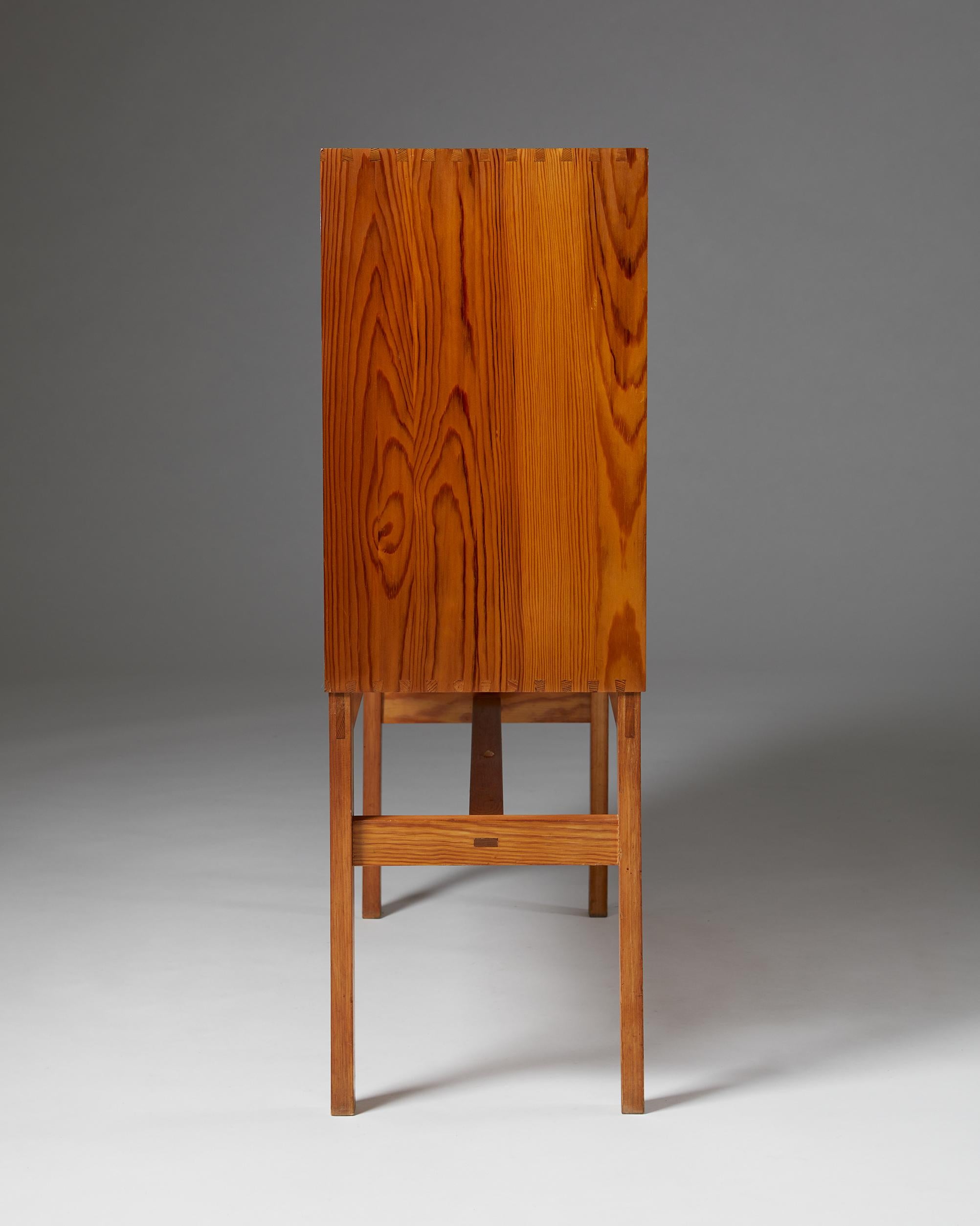 Mid-Century Danish Cabinet – 1950s Pine Design with Drawers and File Slots In Good Condition For Sale In Stockholm, SE