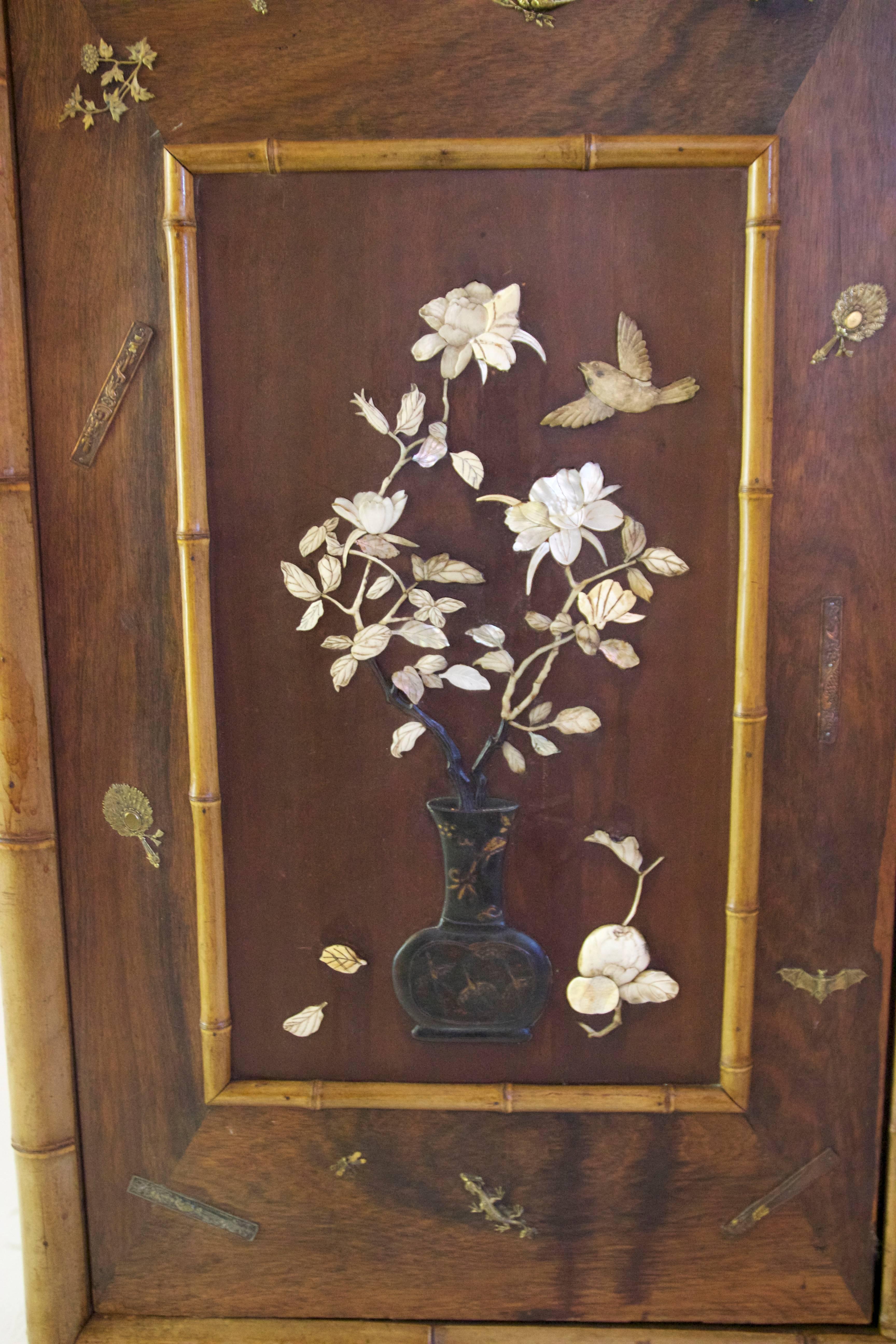 Cabinet
Bamboo, lacquer,
mother-of-pearl inlays and bronze subjects,
Some gaps due to age,
circa 1900, France.
Measure: Height 1m22, width 1m40, depth 40 cm.