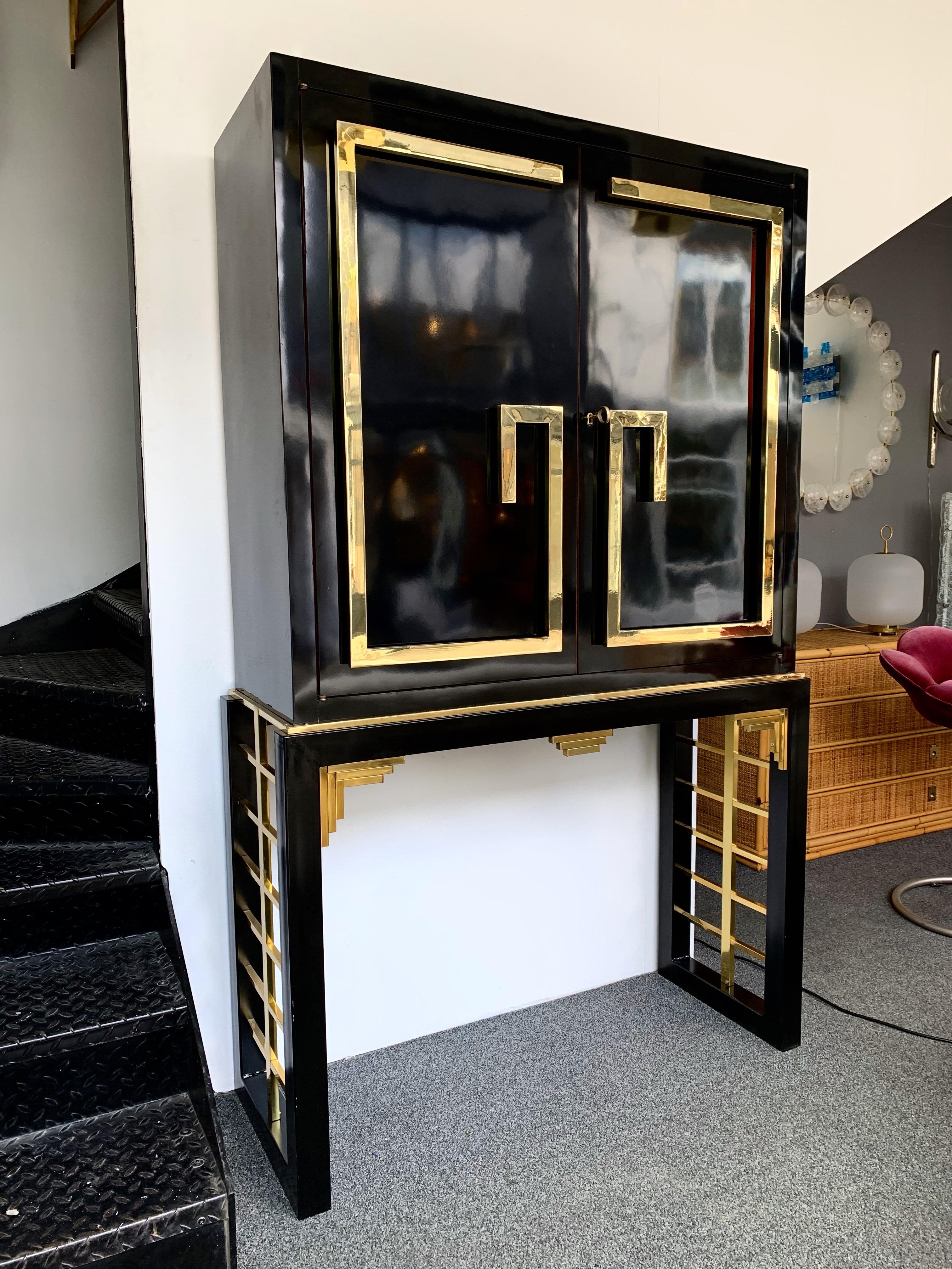 Mid-Century Modern Cabinet Bar Lacquered with Brass and Mirror, Italy, 1970s