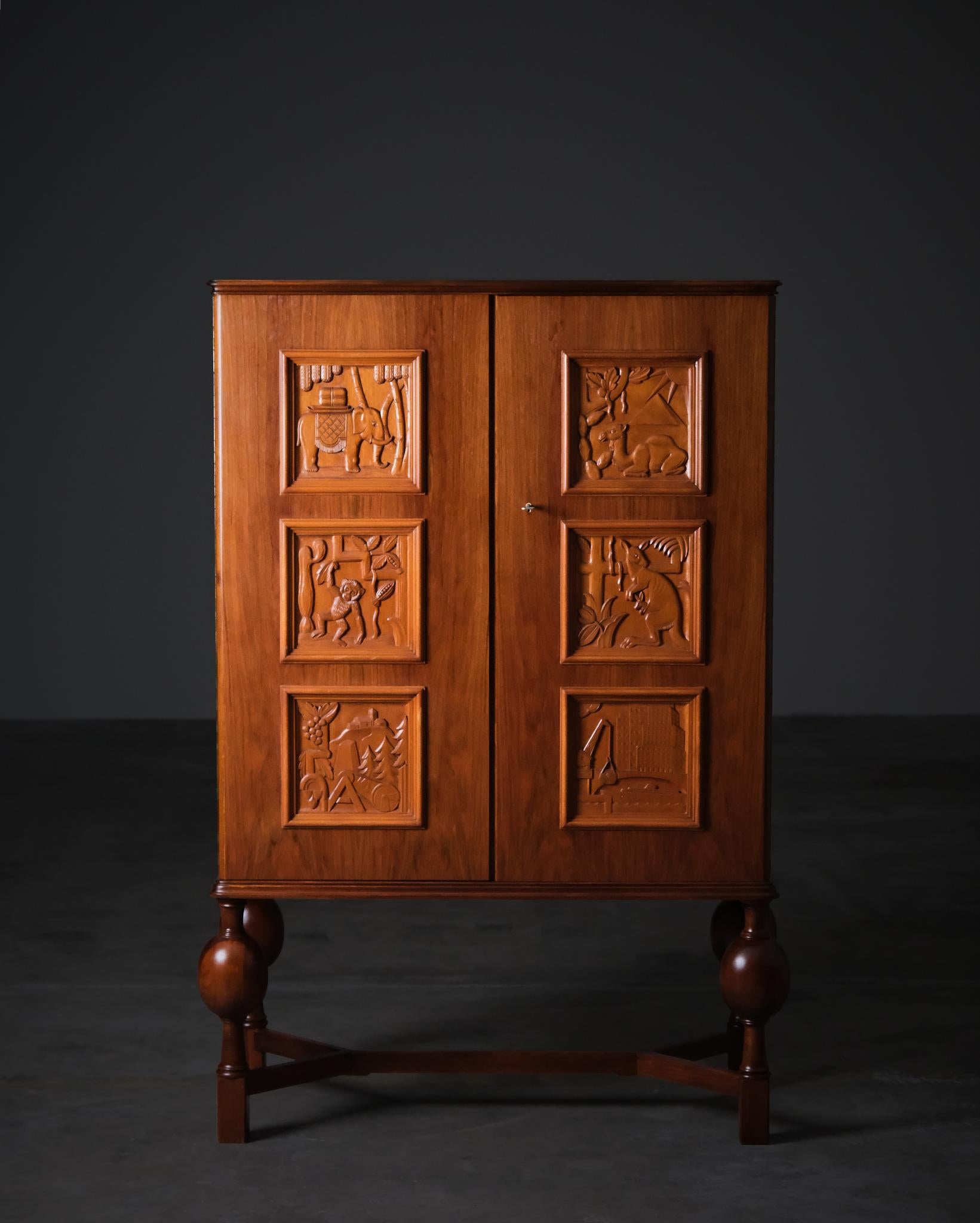 Scandinavian Modern Cabinet by Eugen Höglund, Bildhuggarverkstad Vetlanda, Sweden, 1940s For Sale