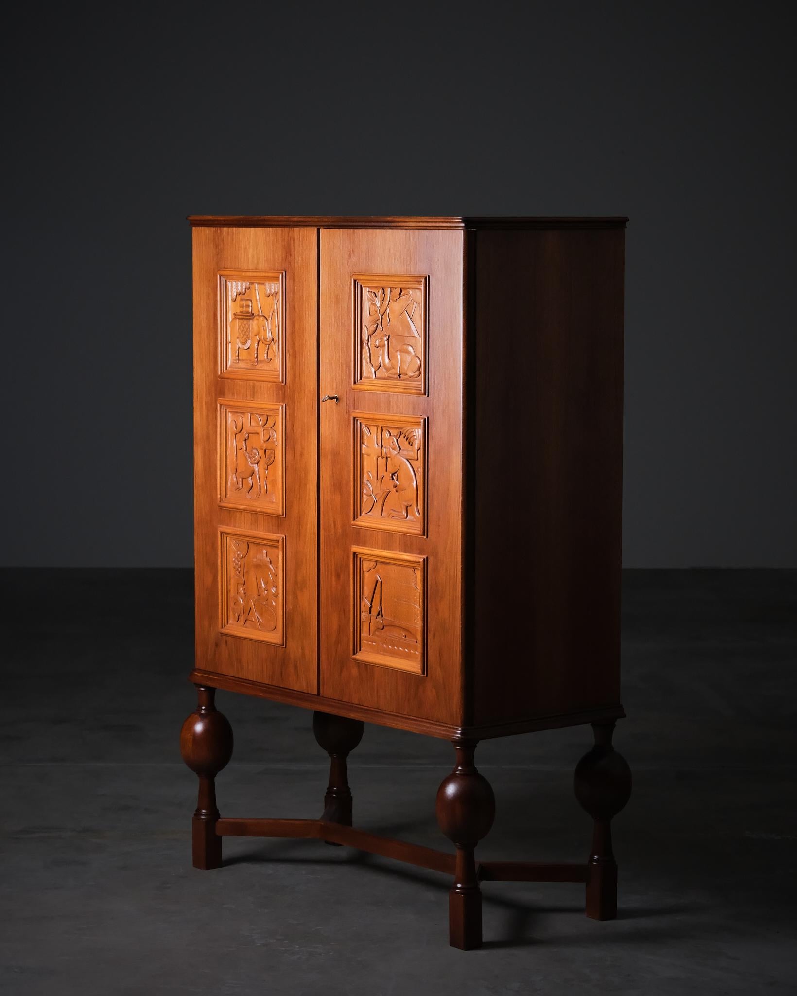 Swedish Cabinet by Eugen Höglund, Bildhuggarverkstad Vetlanda, Sweden, 1940s For Sale