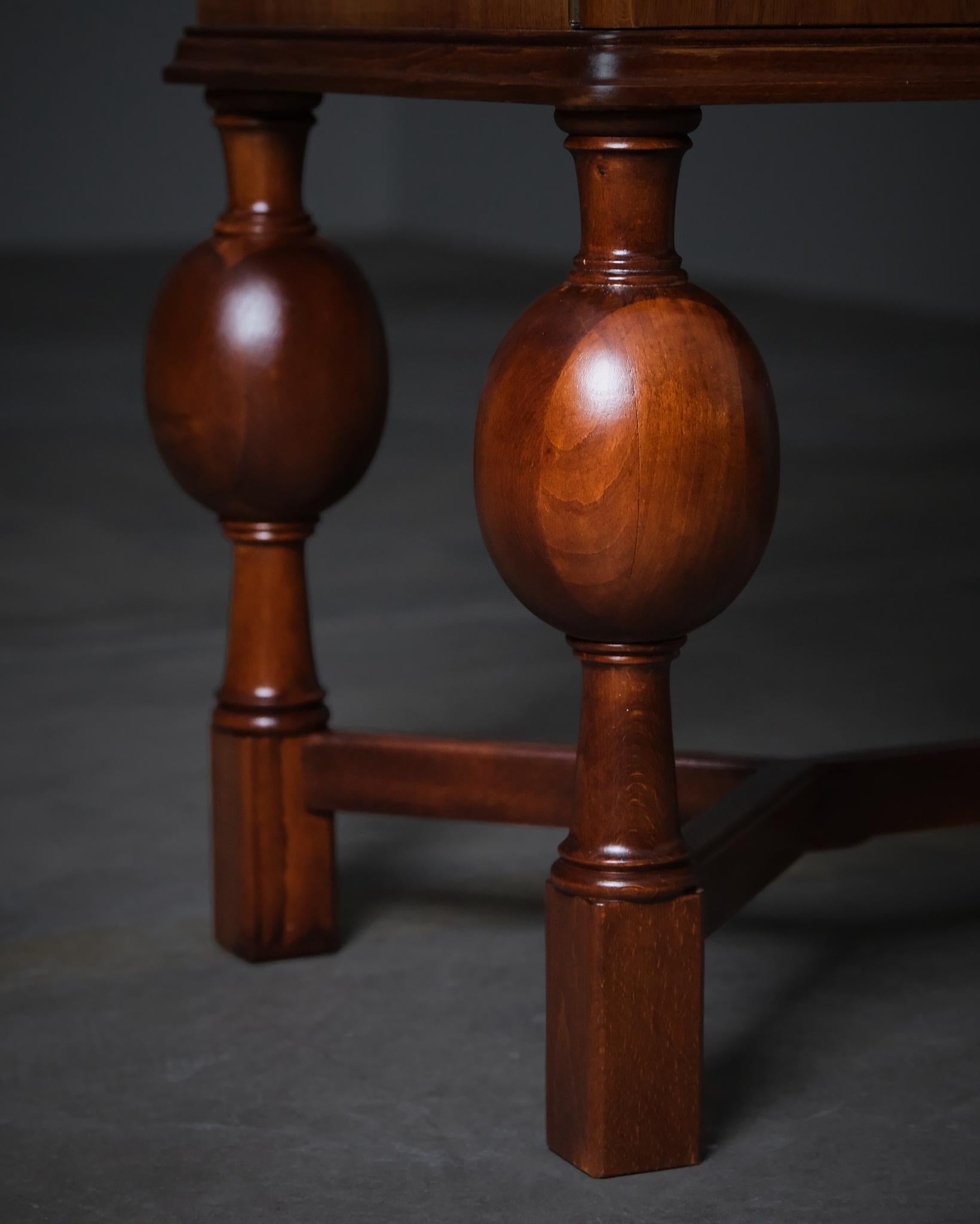 Cabinet by Eugen Höglund, Bildhuggarverkstad Vetlanda, Sweden, 1940s In Good Condition For Sale In Eskilstuna, SE