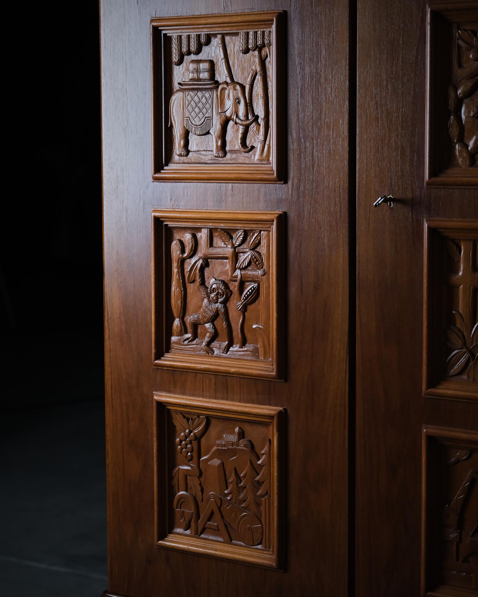 20th Century Cabinet by Eugen Höglund, Bildhuggarverkstad Vetlanda, Sweden, 1940s For Sale