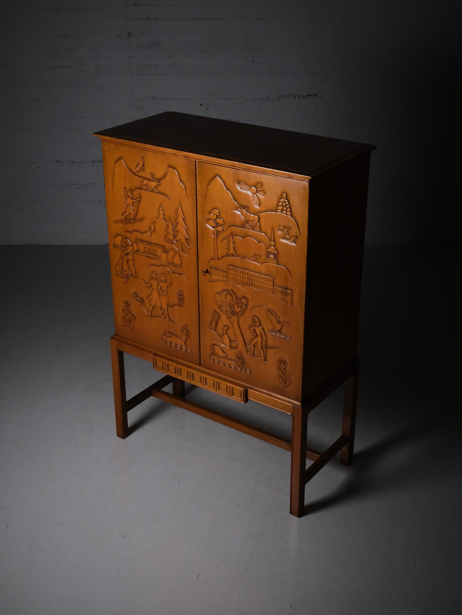 Suédois Armoire d'Eugen Höglund pour Bildh. verkstad Vetlanda, Suède, années 1940 en vente