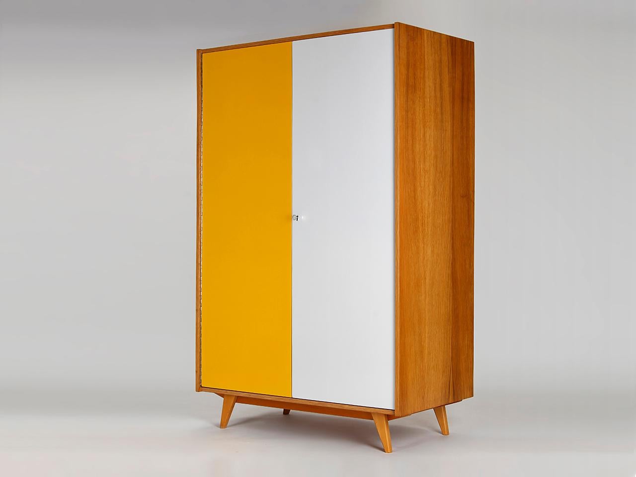 Conçu par Jiri Jiroutek pour Interier Praha. Fabriqué dans les années 1960. Entièrement restauré et repeint. Grâce aux étagères amovibles, l'armoire à linge peut être transformée en penderie.