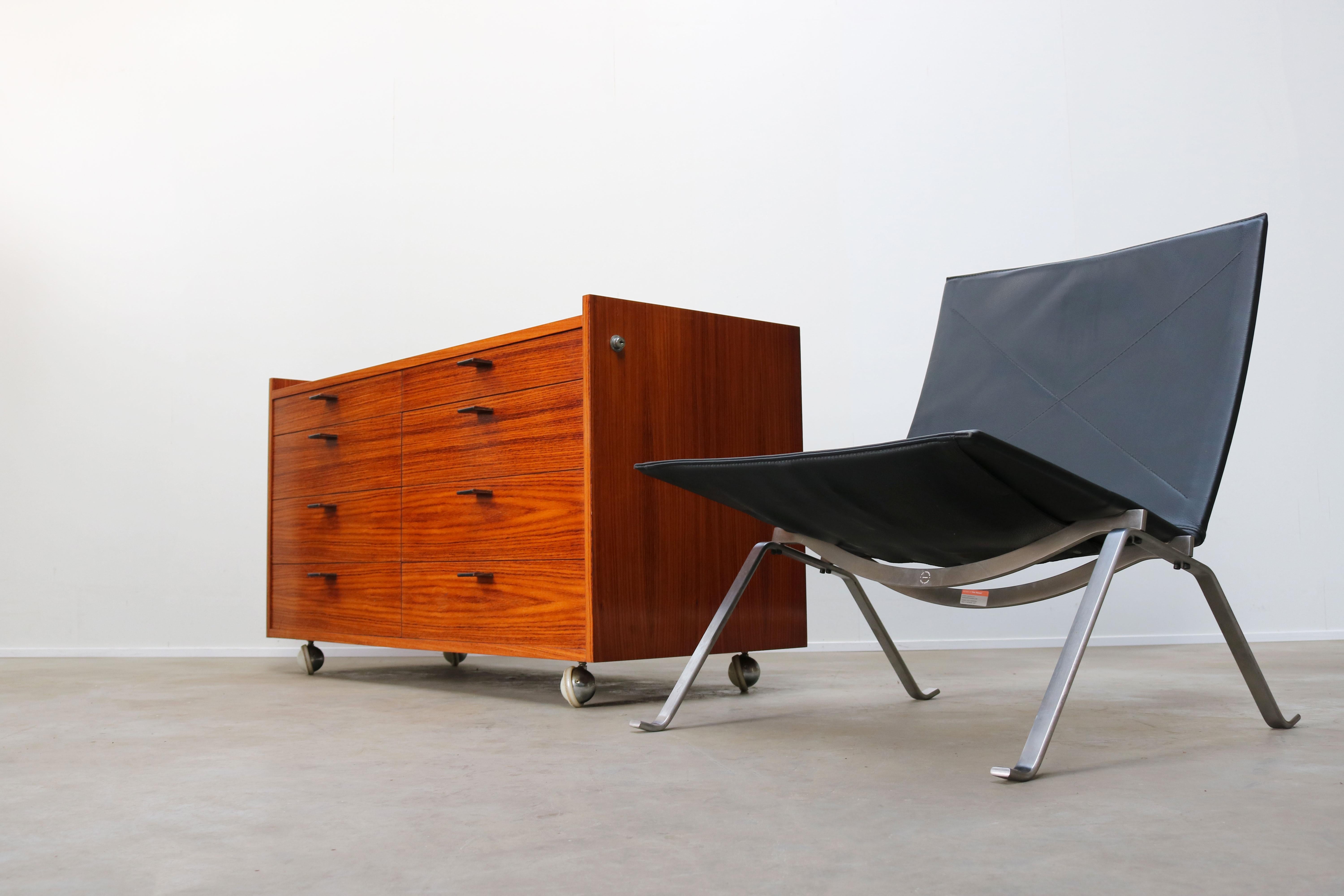 Vintage design cabinet / chest of drawers in rosewood with leather grips designed by Florence Knoll for De Coene Belgium in the 1960s. Wonderful clean minimalist modernist design in rosewood, the piece is covered in rosewood on all sides and can be