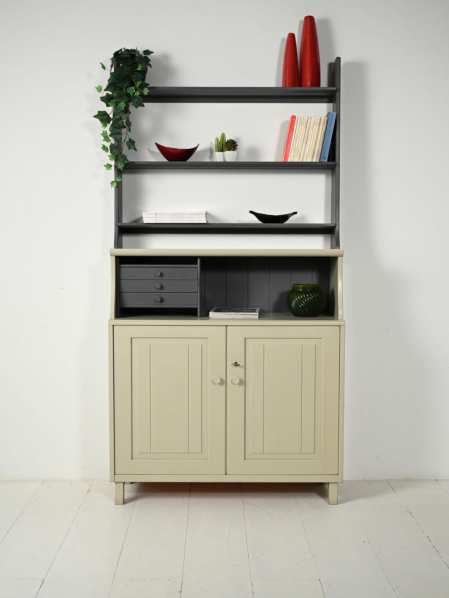 Mobiletto con ripiani a vista modello 