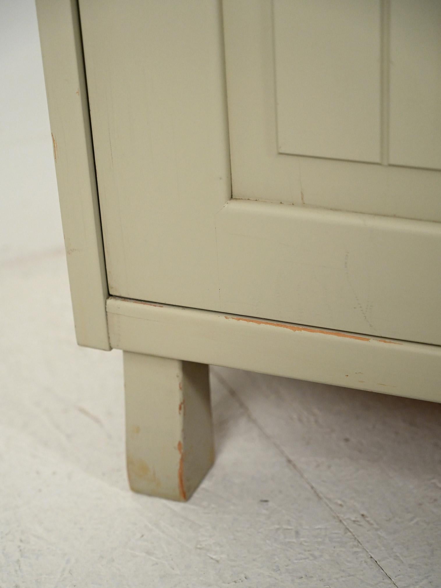 Mobile con ripiani a vista 