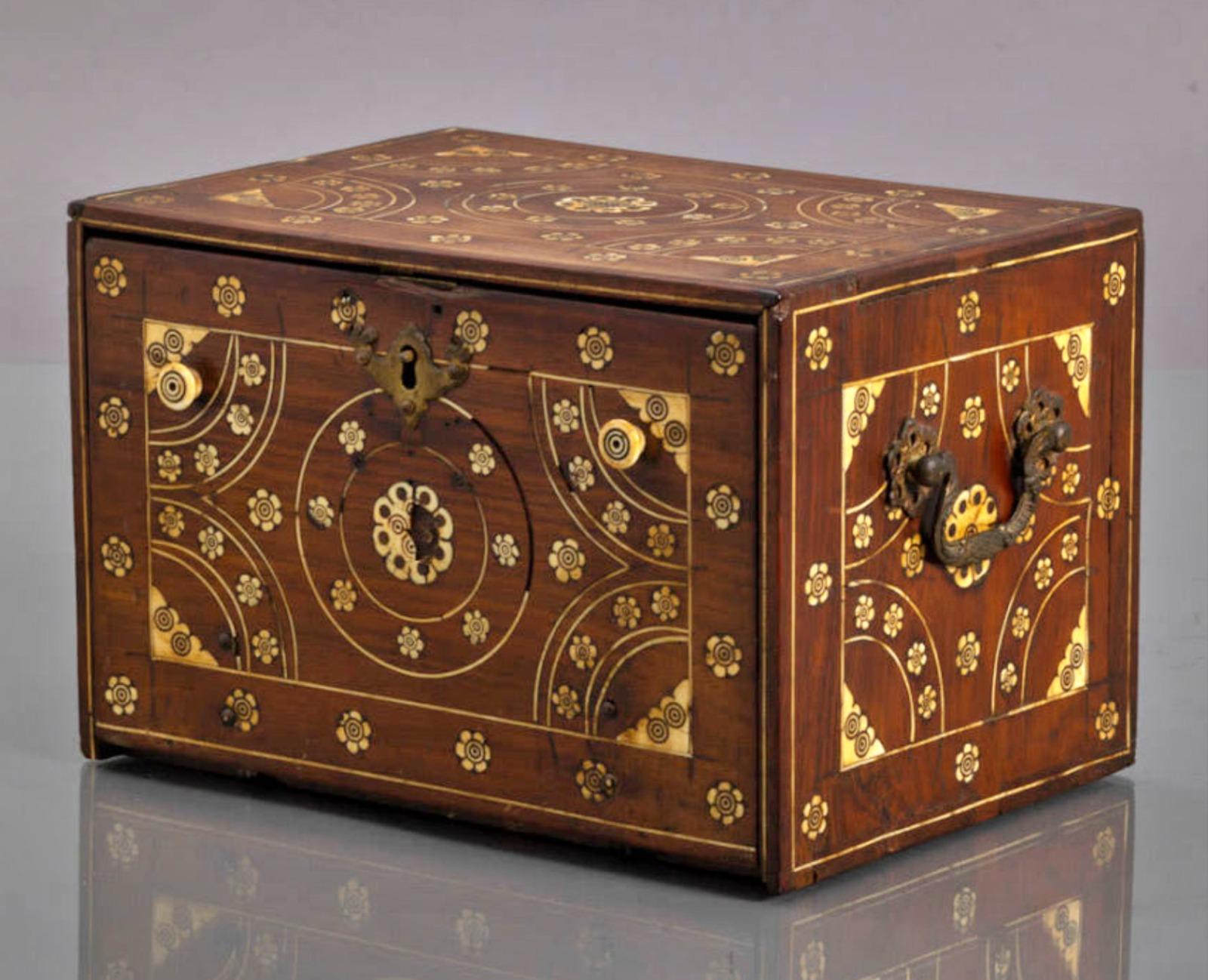 Cabinet/ Counter Indo-Portuguese 17th century
In sissoo, decoration with inlaid 
