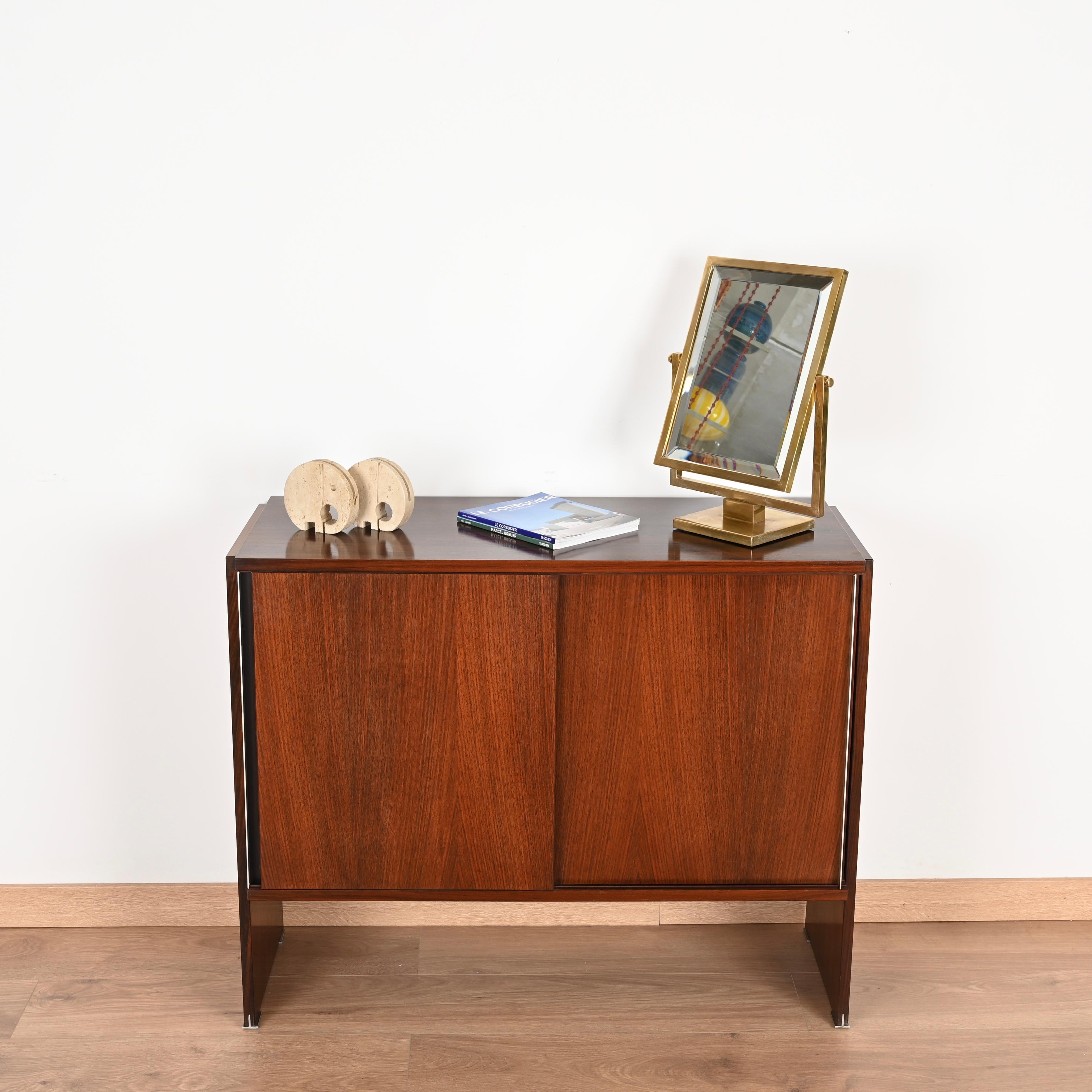 Superbe petit buffet à portes coulissantes en bois et aluminium conçu par Ico Parisi et produit par MiM Roma en Italie dans les années 1960. Le buffet est signé à l'intérieur.

En très bon état. Cette pièce élégante présente un design épuré et