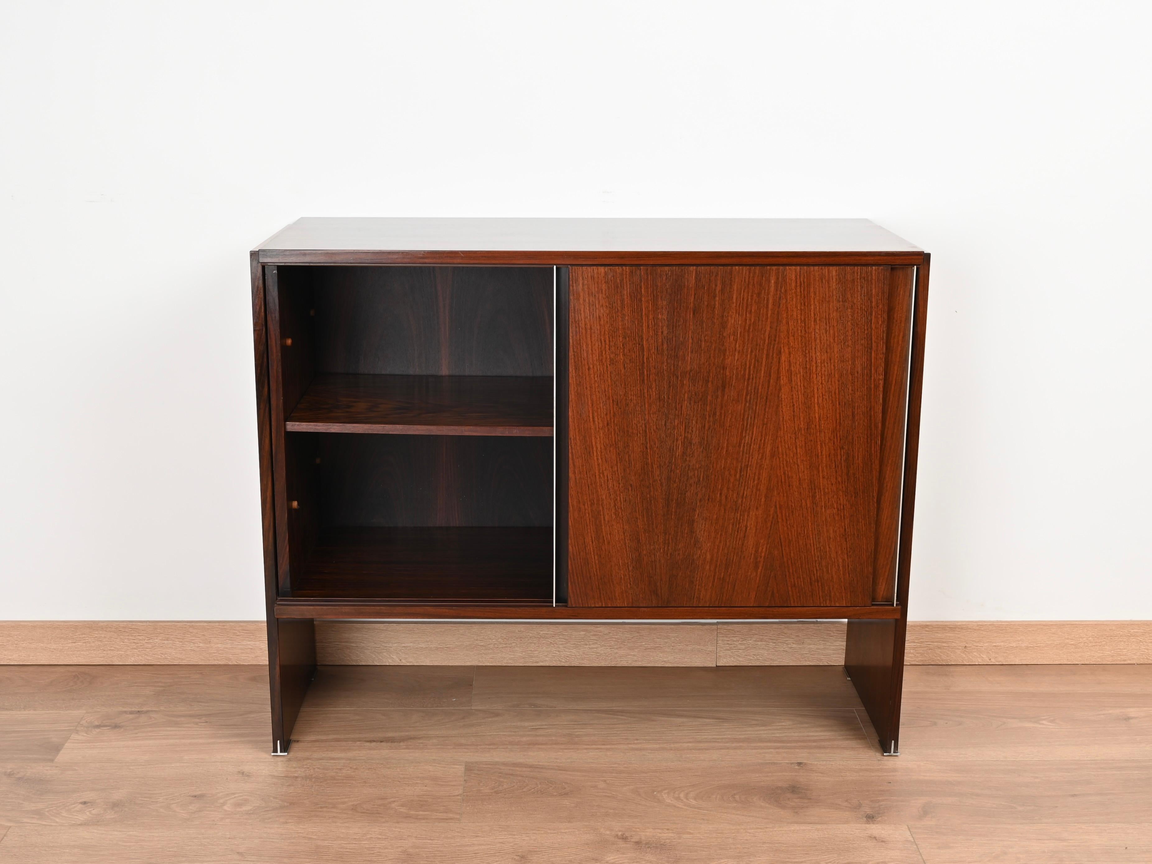 Mid-Century Modern Crédence d'armoire avec porte coulissante par Ico Parisi pour MiM, Italie, années 1960 en vente