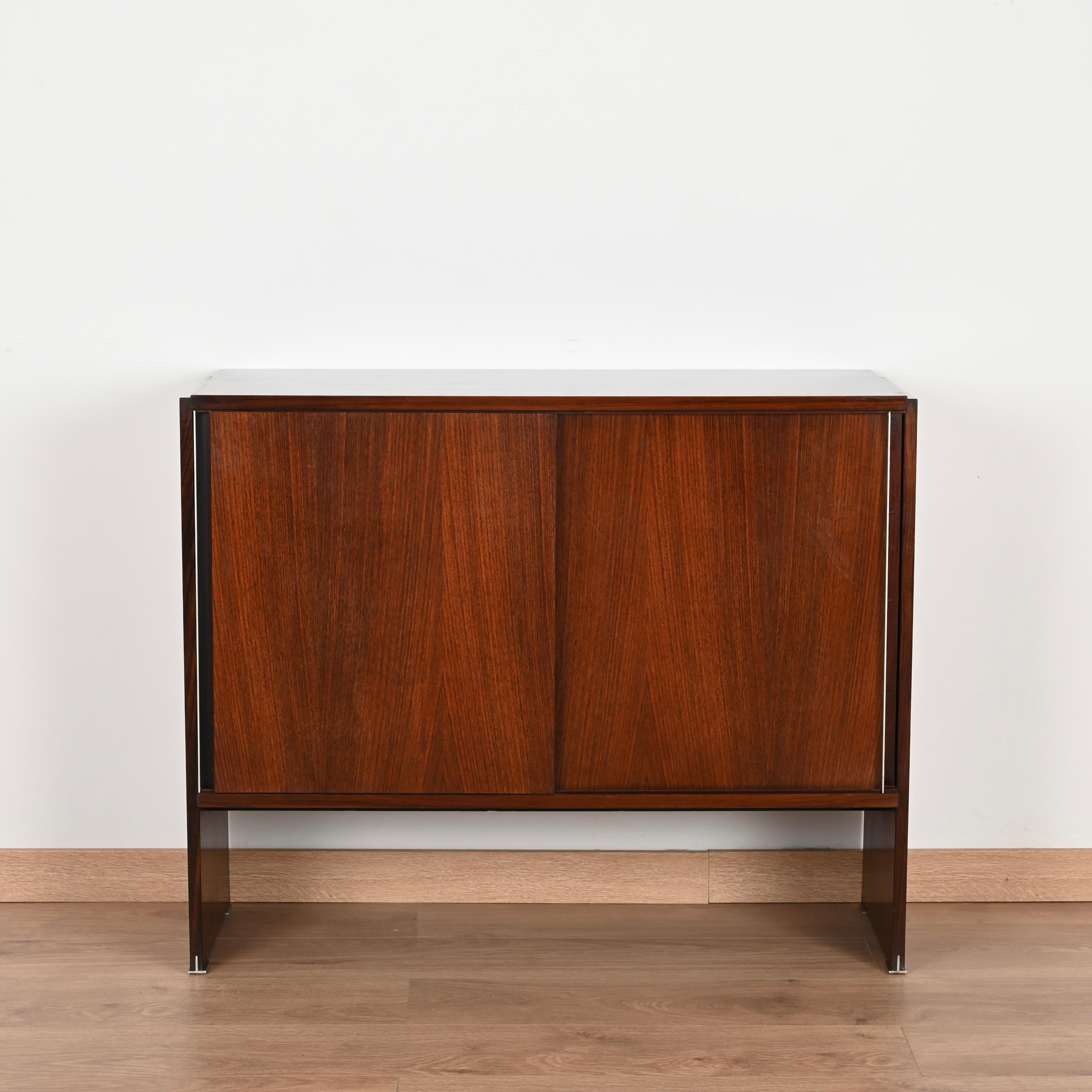 italien Crédence d'armoire avec porte coulissante par Ico Parisi pour MiM, Italie, années 1960 en vente