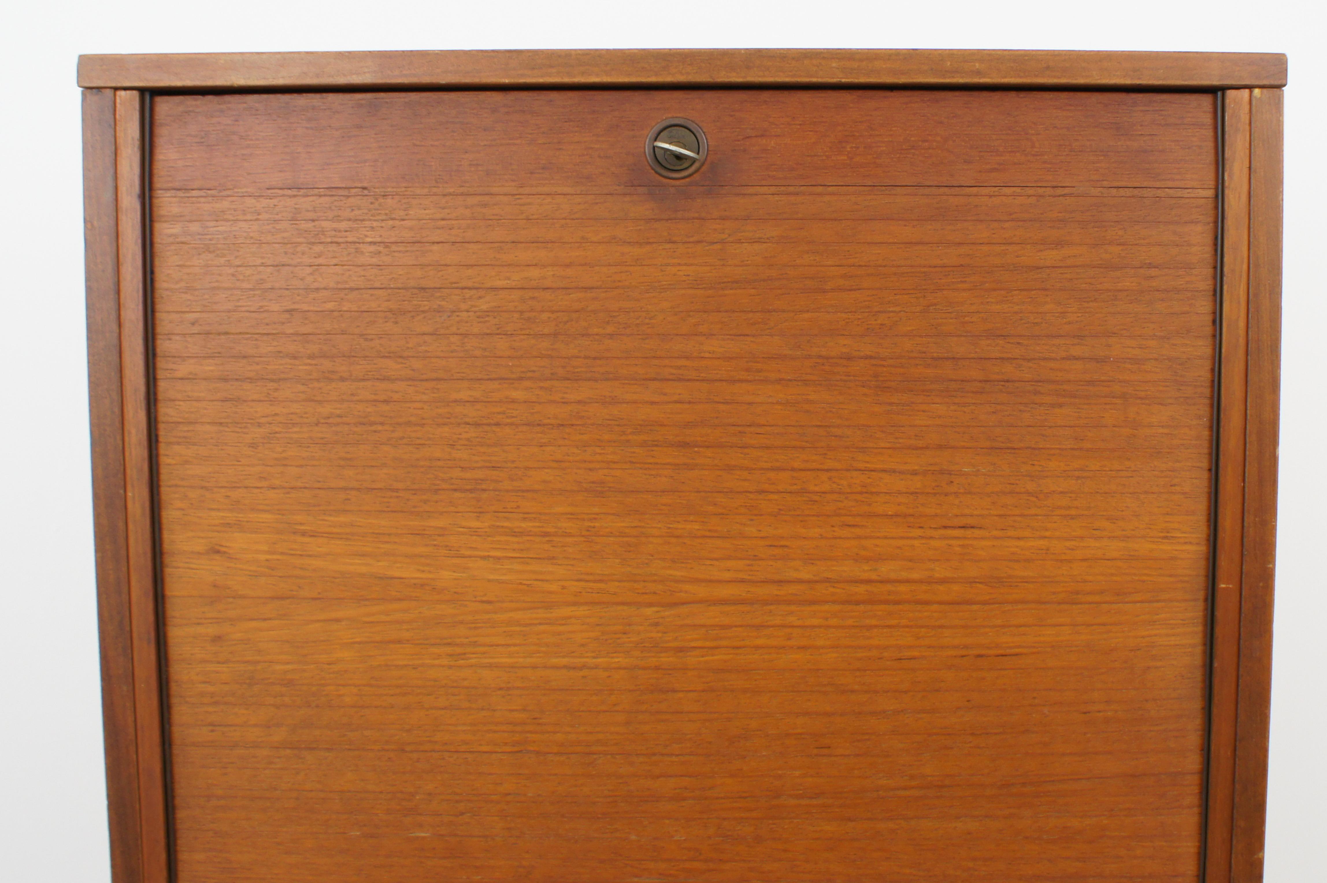 Office cabinet with shutter, 1960s Italian production For Sale 1