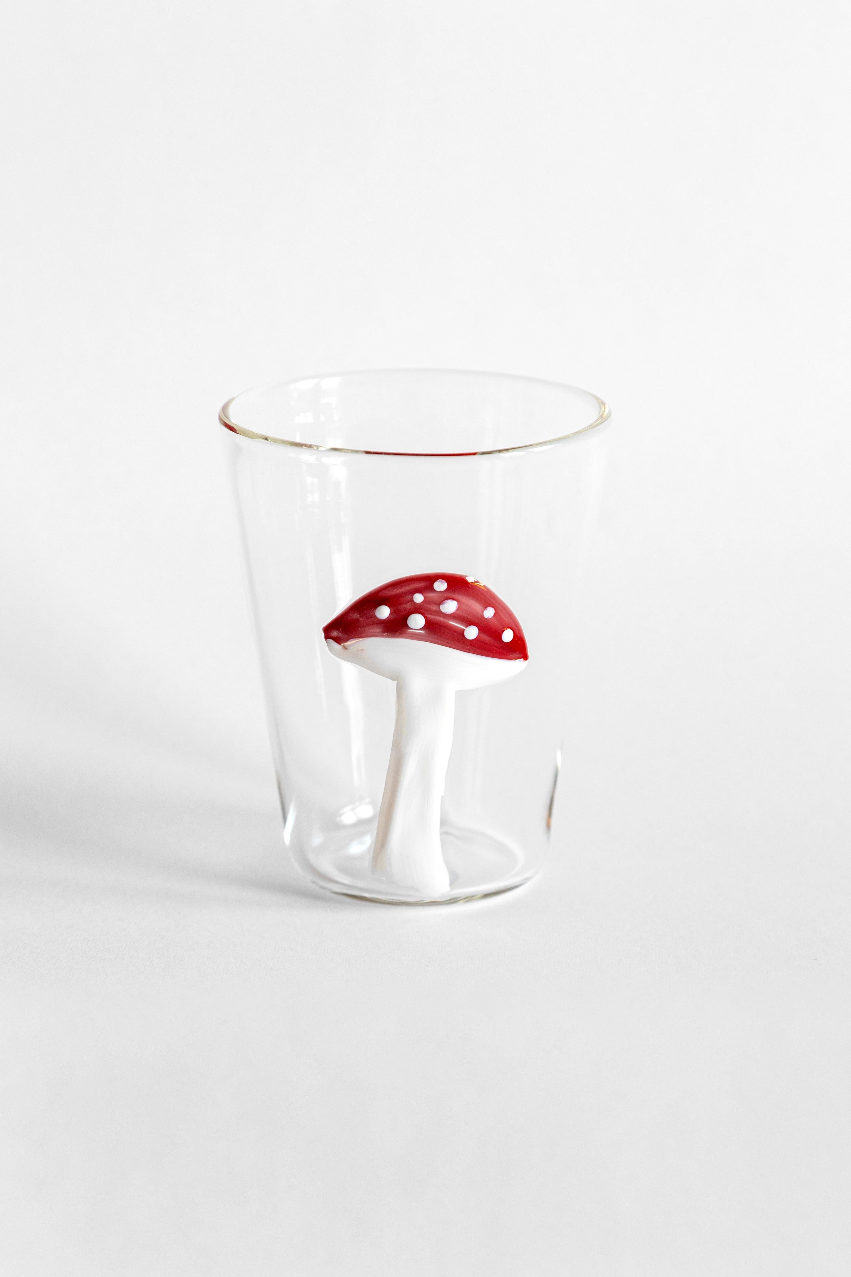 Schrank de Curiosits, zeitgenössisches mundgeblasenes Wasserglas mit dekorativen Details (Geblasenes Glas) im Angebot
