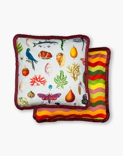 Cabinet de curiosités, oreiller contemporain en velours imprimé de Vito Nesta