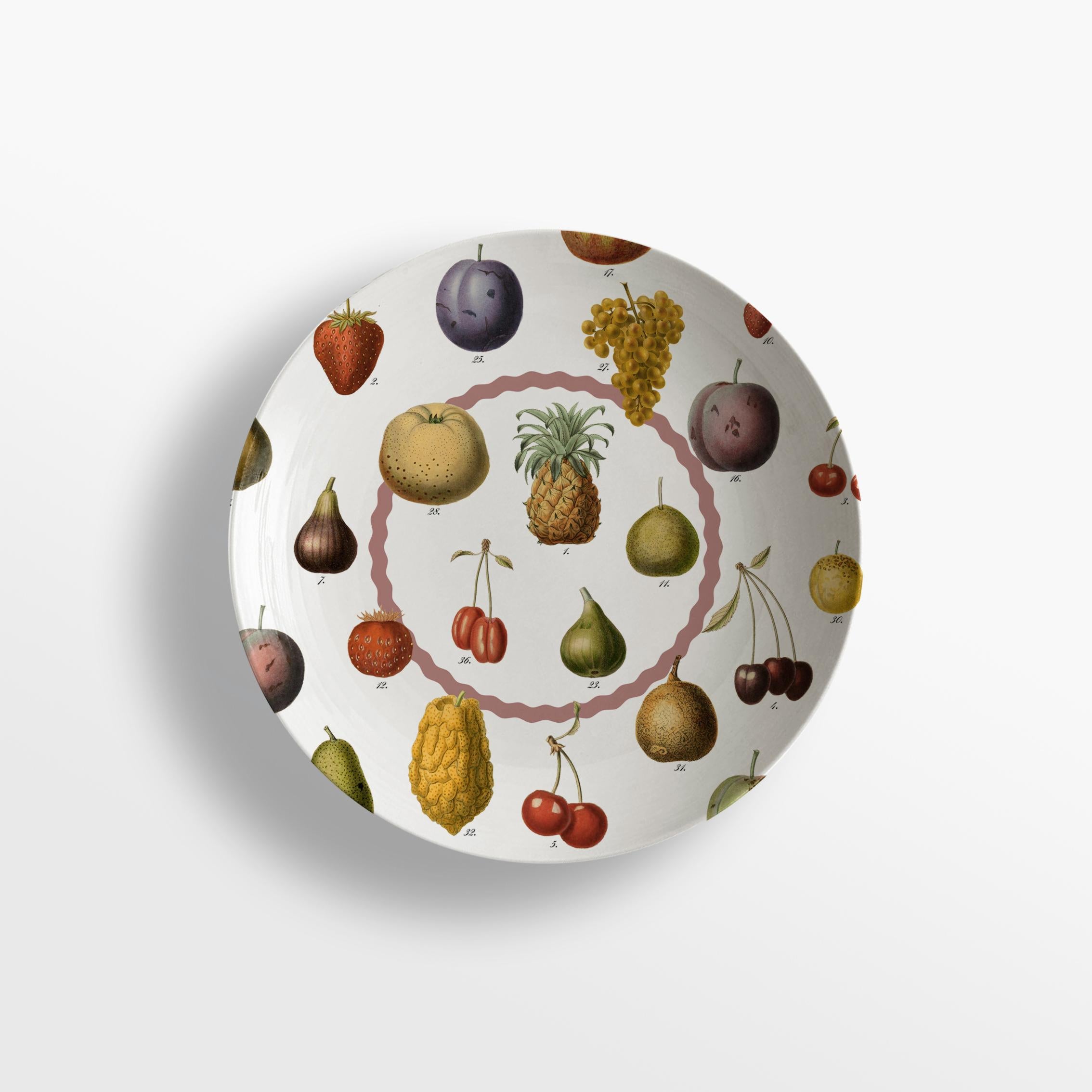 italien Meuble de rangement de curiosités six assiettes à soupe en porcelaine décorée contemporaine en vente