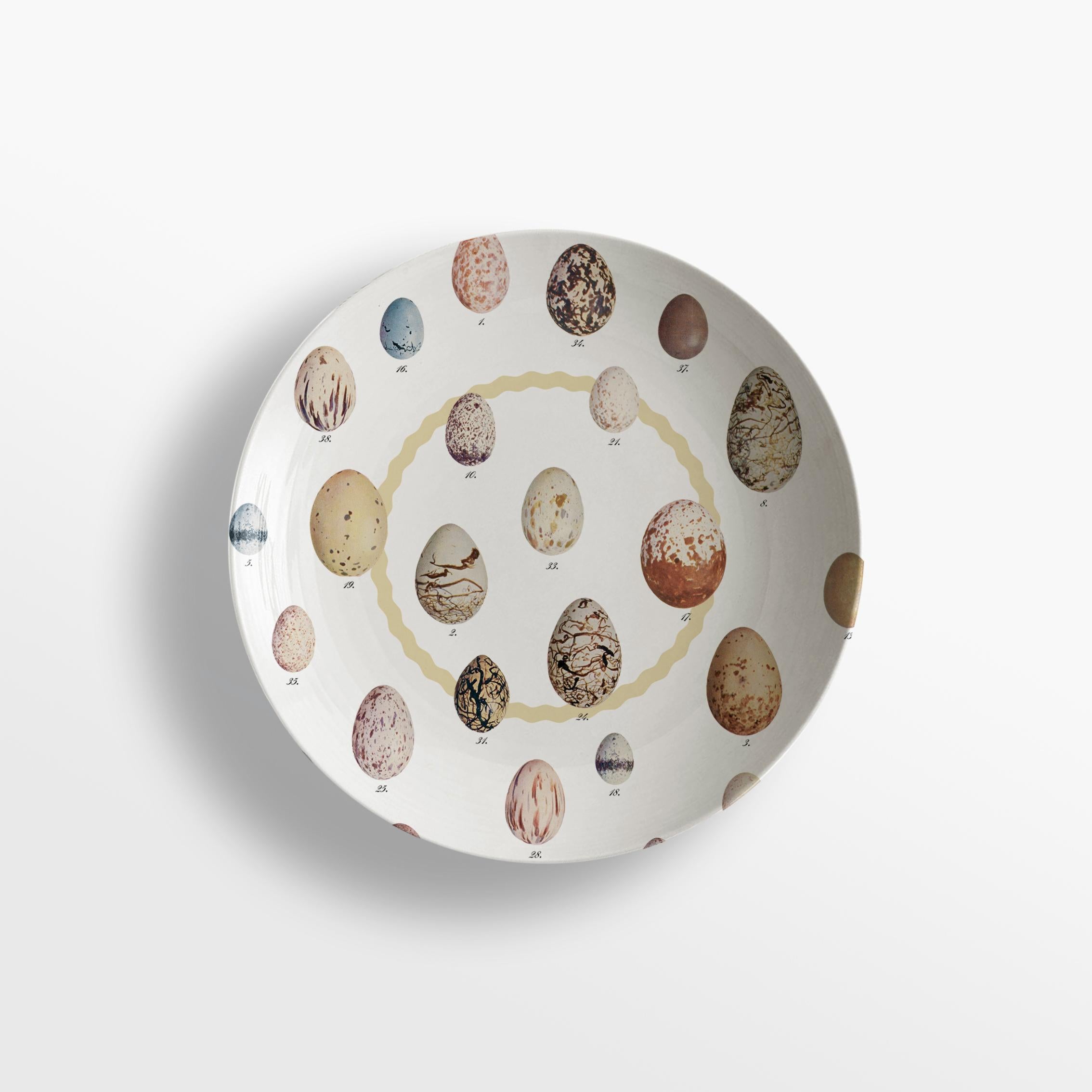 Meuble de rangement de curiosités six assiettes à soupe en porcelaine décorée contemporaine en vente 1
