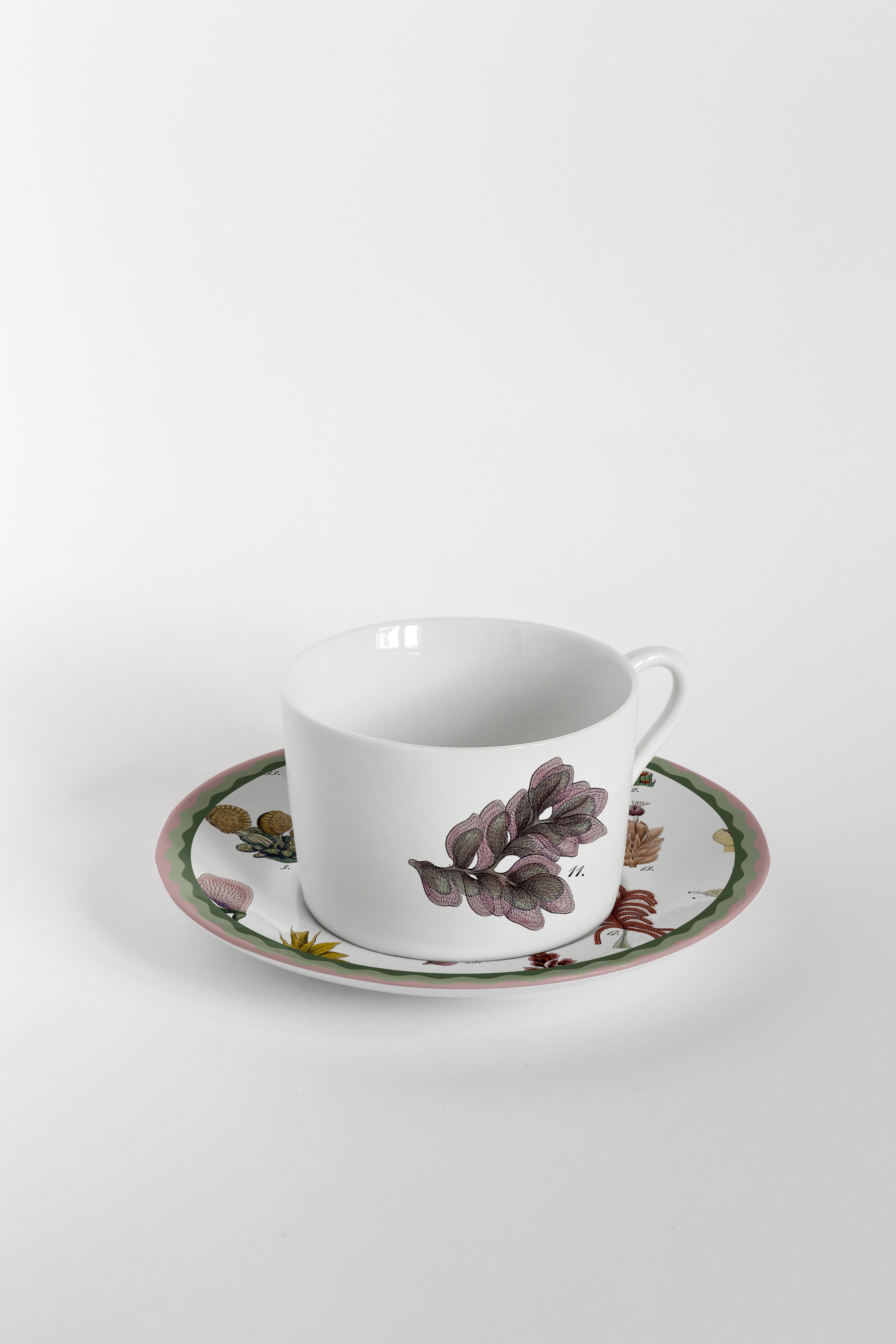 Porcelaine Six tasses à thé et assiettes décorées contemporaines de curiosités de meuble de rangement en vente