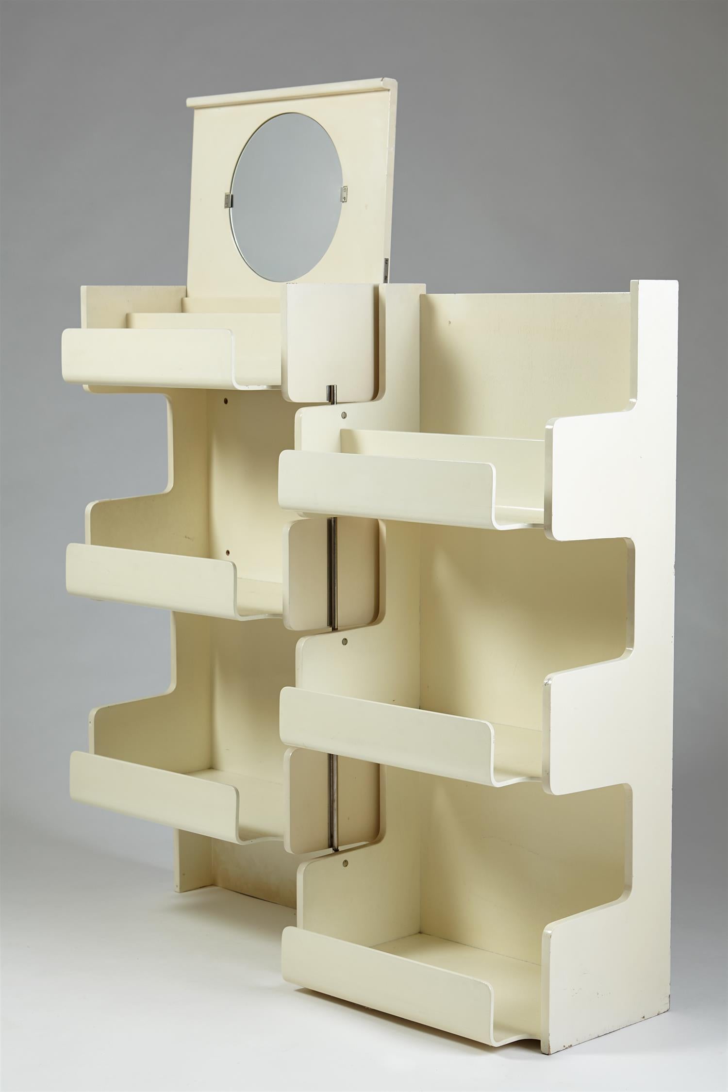 Hängeschrank, entworfen von Lars Larsson und Stig Lönngren für HI-Gruppen, Schweden, 1960er Jahre.

Lackiertes Birkensperrholz und verspiegeltes Glas.

Möglicherweise einzigartig.

Stig Lönngren (1924-2022) erhielt 1946 seinen Abschluss als