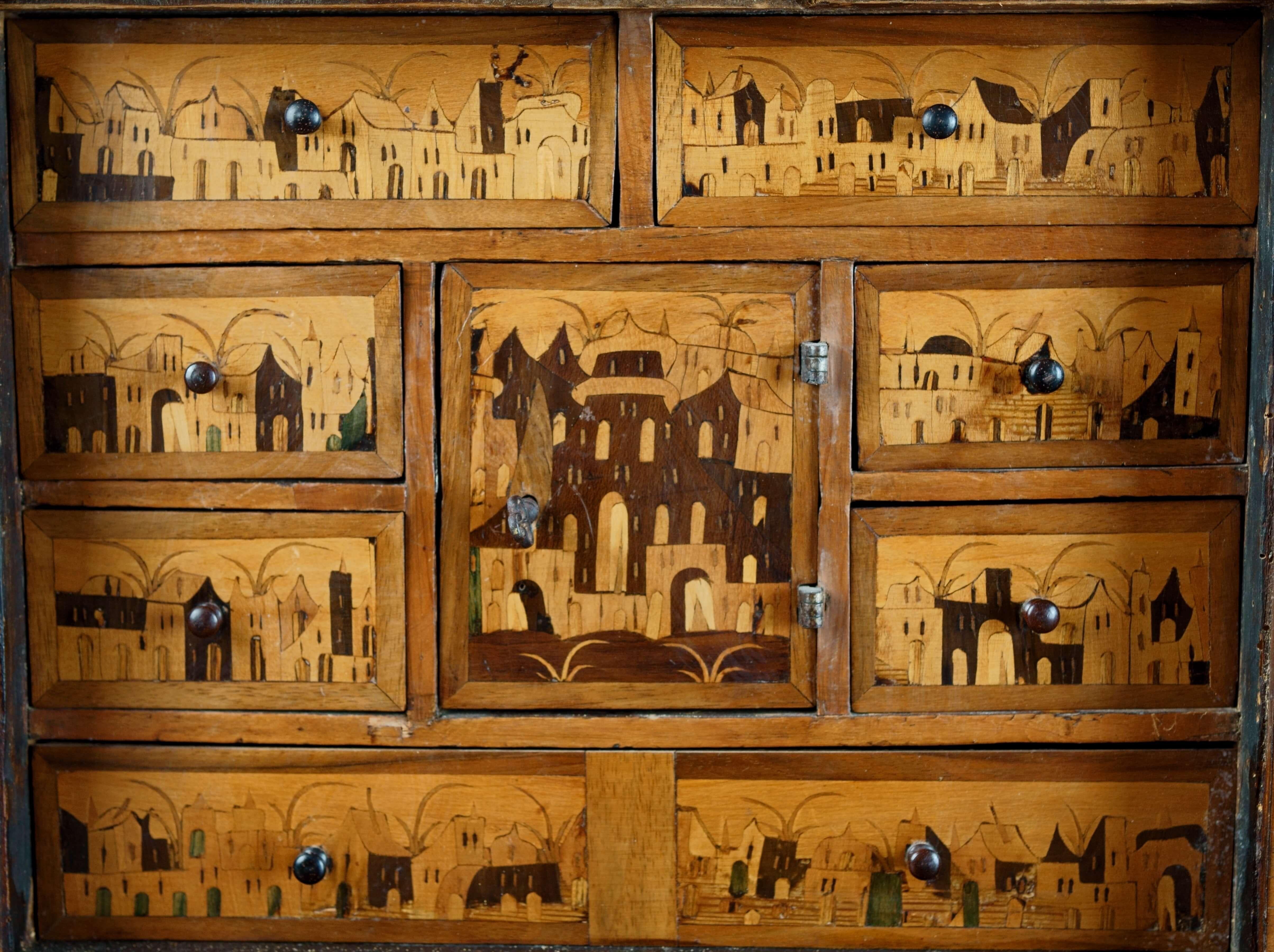 Augsburgo Gabinete Siglo XVII Alta Edad Incrustación Wunderkammer Hierro Grabado 18th Century and Earlier en venta