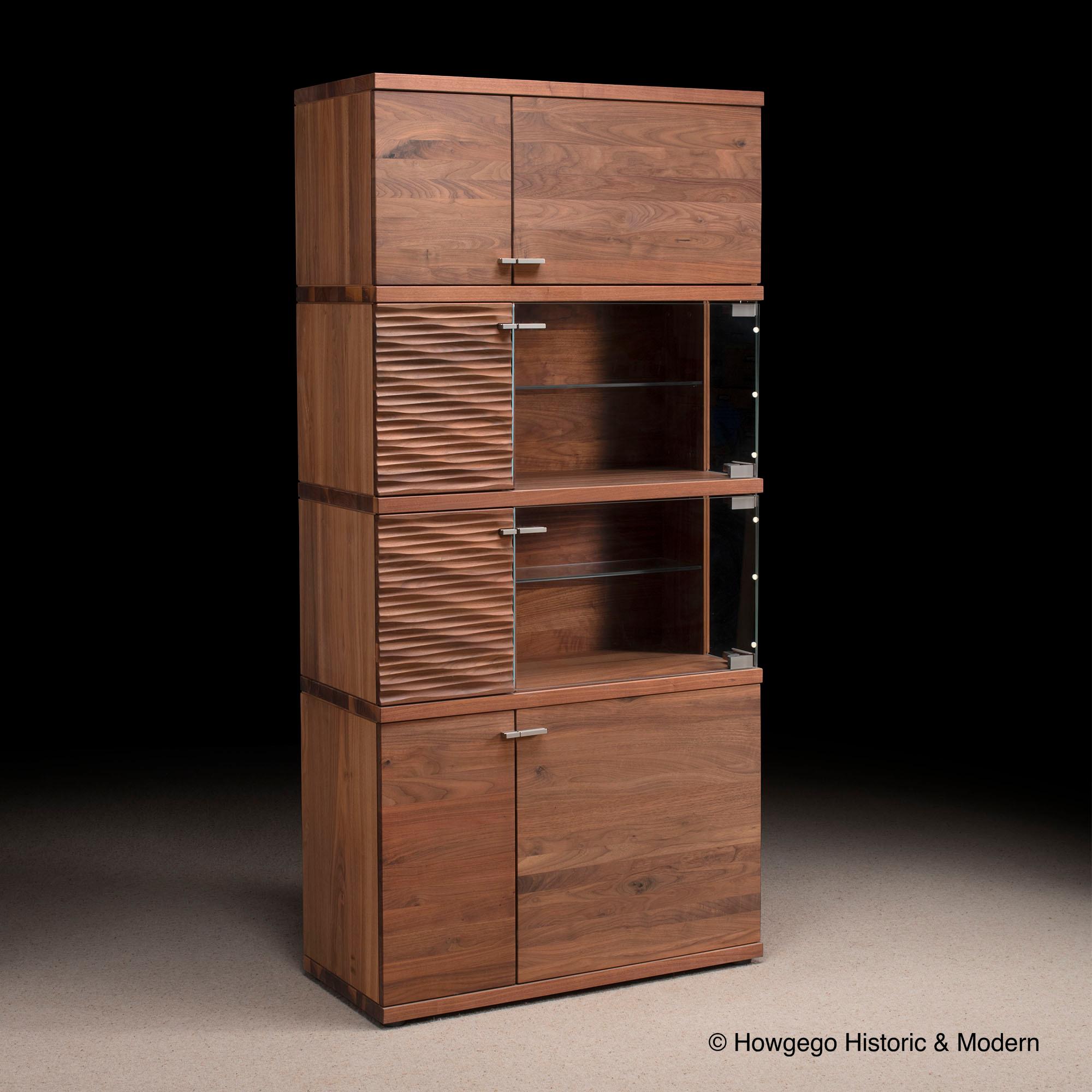 Xenia, 4-tier, walnut & glazed, display cabinet or cupboard with led lighting, Venjakob, Germany
The facade comprises eight cupboard doors of varying sizes, two are glazed with LED lights in the interior and another two with crisp ripple