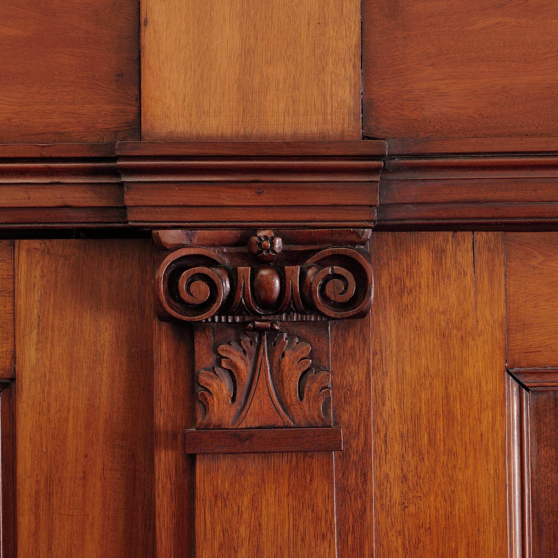 Cabinet, Empire around 1800, solid mahogany, 2-door, can be dismantled, original fittings, head and base with surrounding dentil frieze, lisettes with carved capitals, shellac wax polish

Height: 210 cm, width in body 178 cm, width in cornice 194