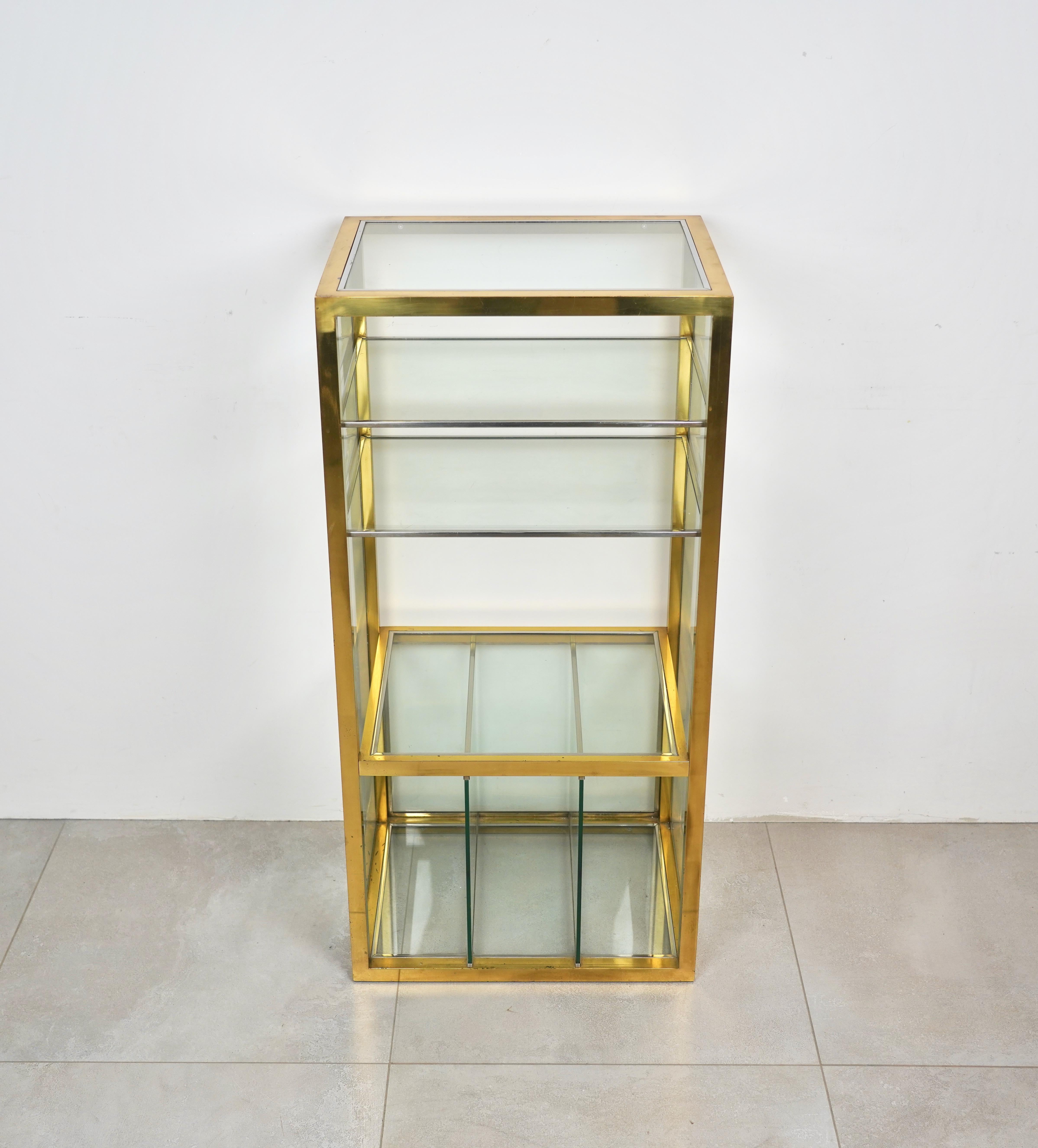 Cabinet Etageres Brass, Chrome and Glass Renato Levi Style, Italy, 1970s In Good Condition For Sale In Rome, IT