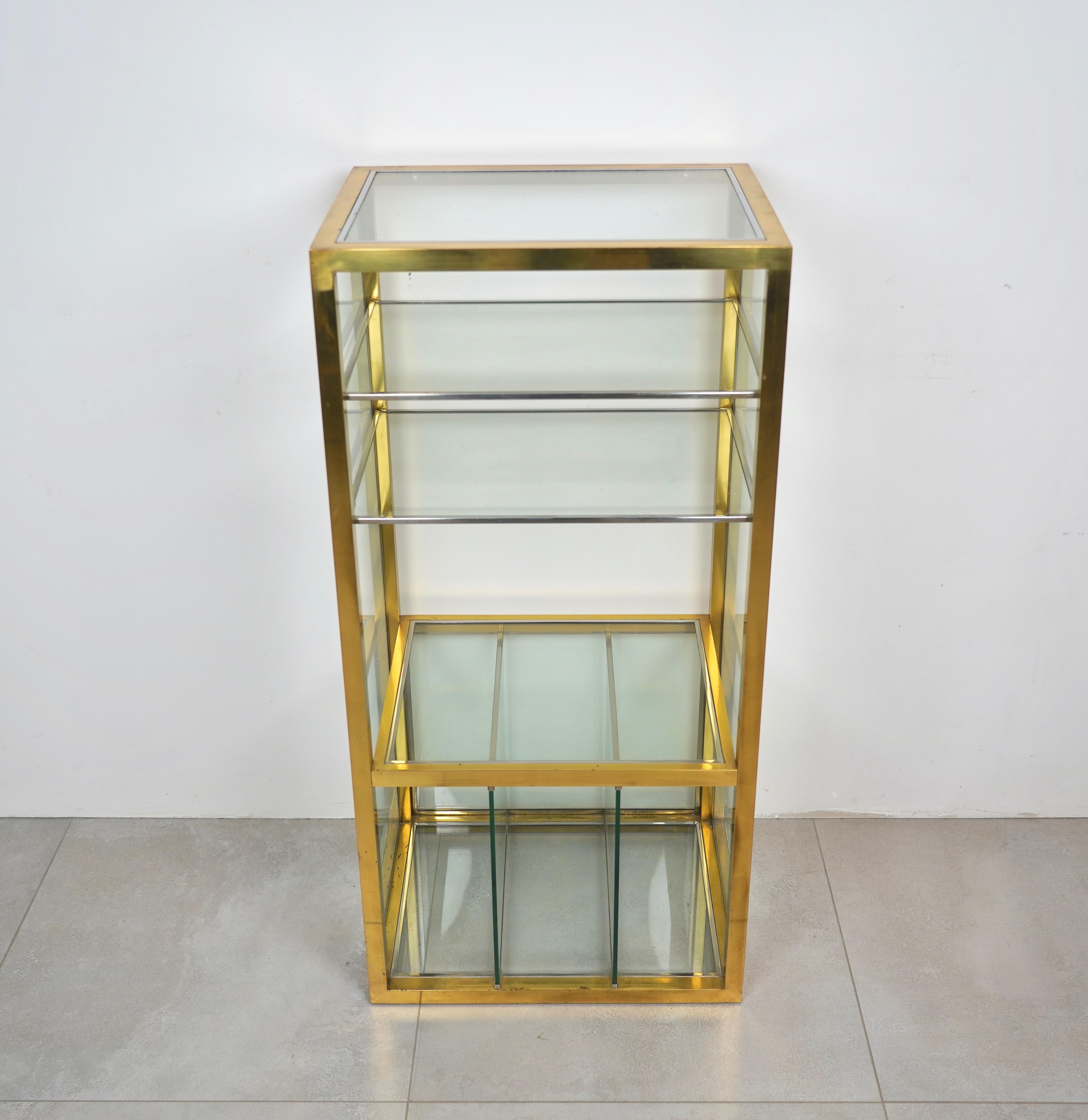 Schrank Etageres aus Messing, Chrom und Glas im Renato Levi-Stil, Italien, 1970er Jahre (Ende des 20. Jahrhunderts) im Angebot