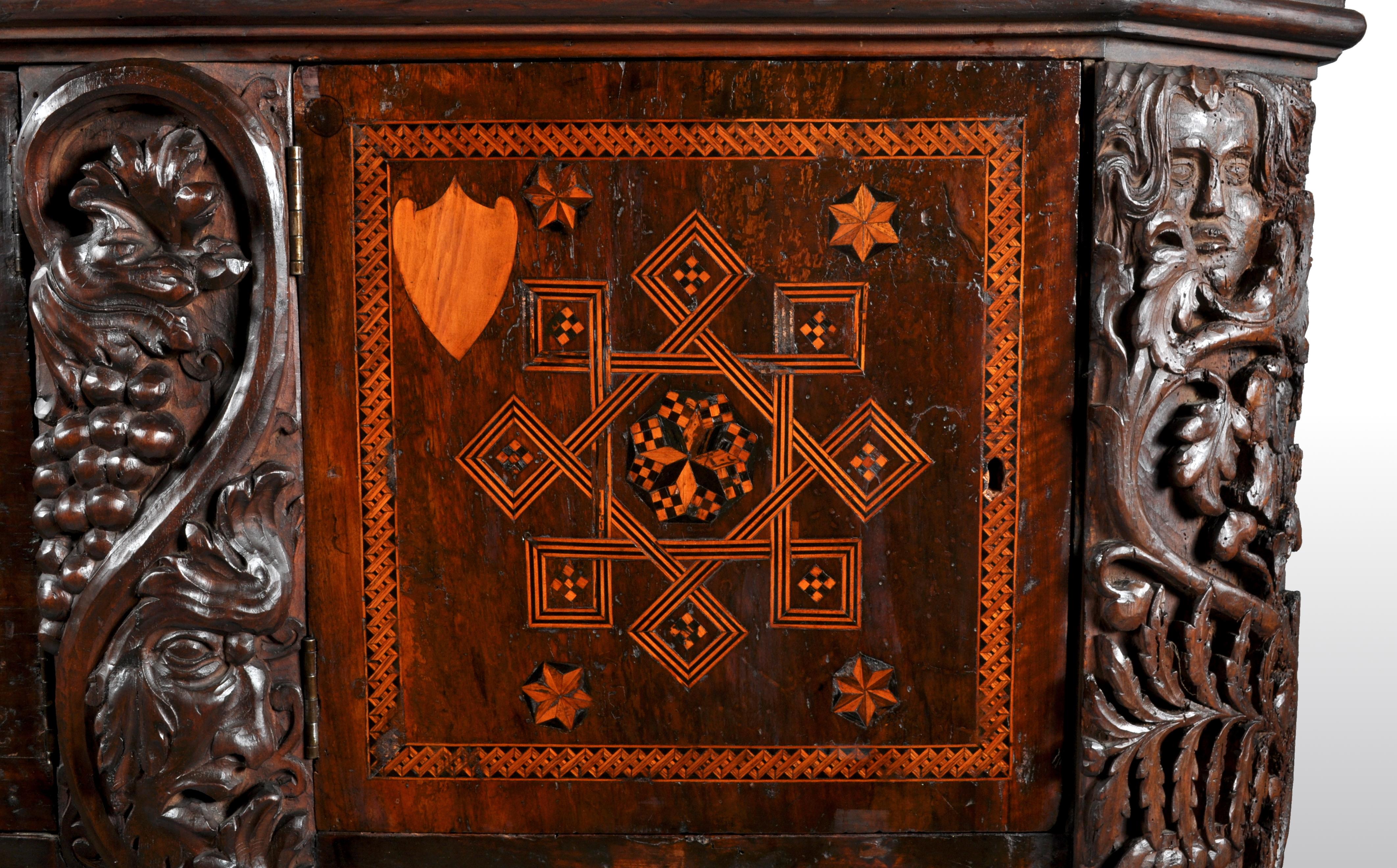 Antique Cabinet de Manuscrit Royal Flamand / Hollandais en marqueterie de noyer:: vers 1680 en vente 3