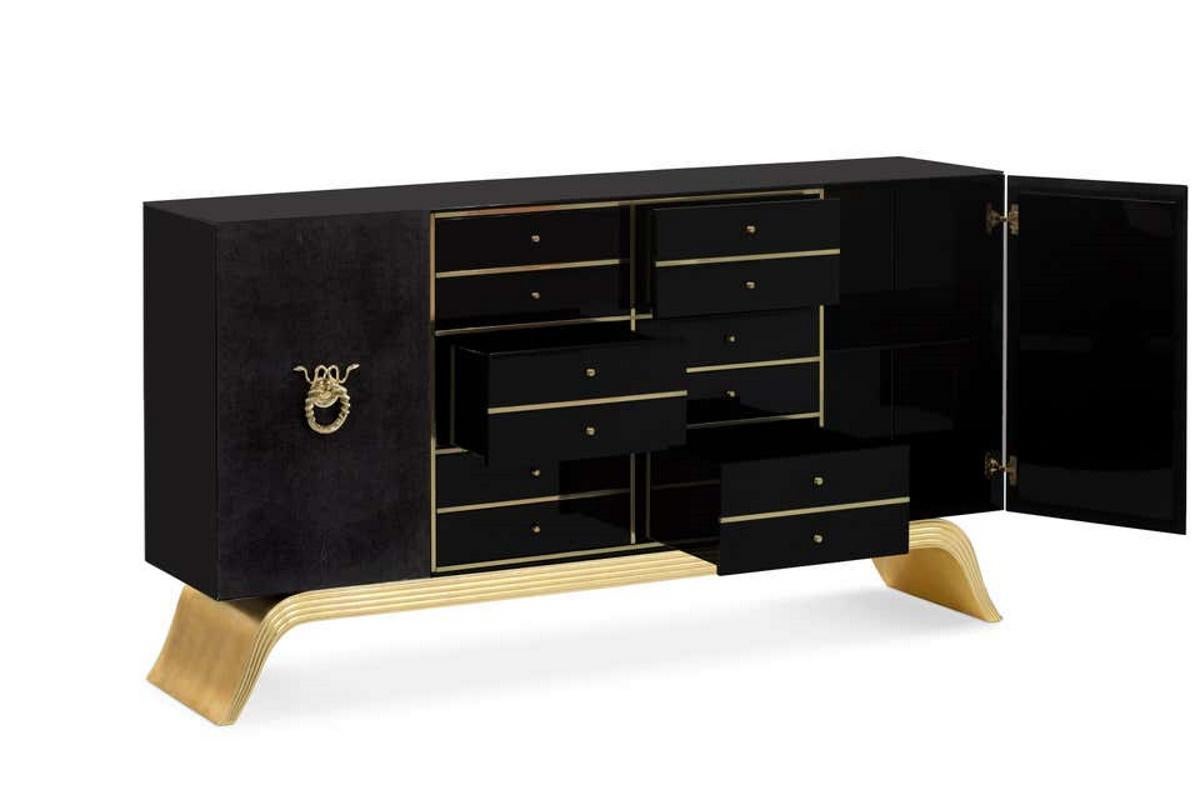 Estructura: Lacado negro con acabado de alto brillo
Interior trasero: Espejo ahumado
Estantes: Cristal ahumado
Base: Pan de oro con acabado de alto brillo
Frontal de la puerta: Tapizado en piel de raya negra
Interior de la puerta: Lacado negro